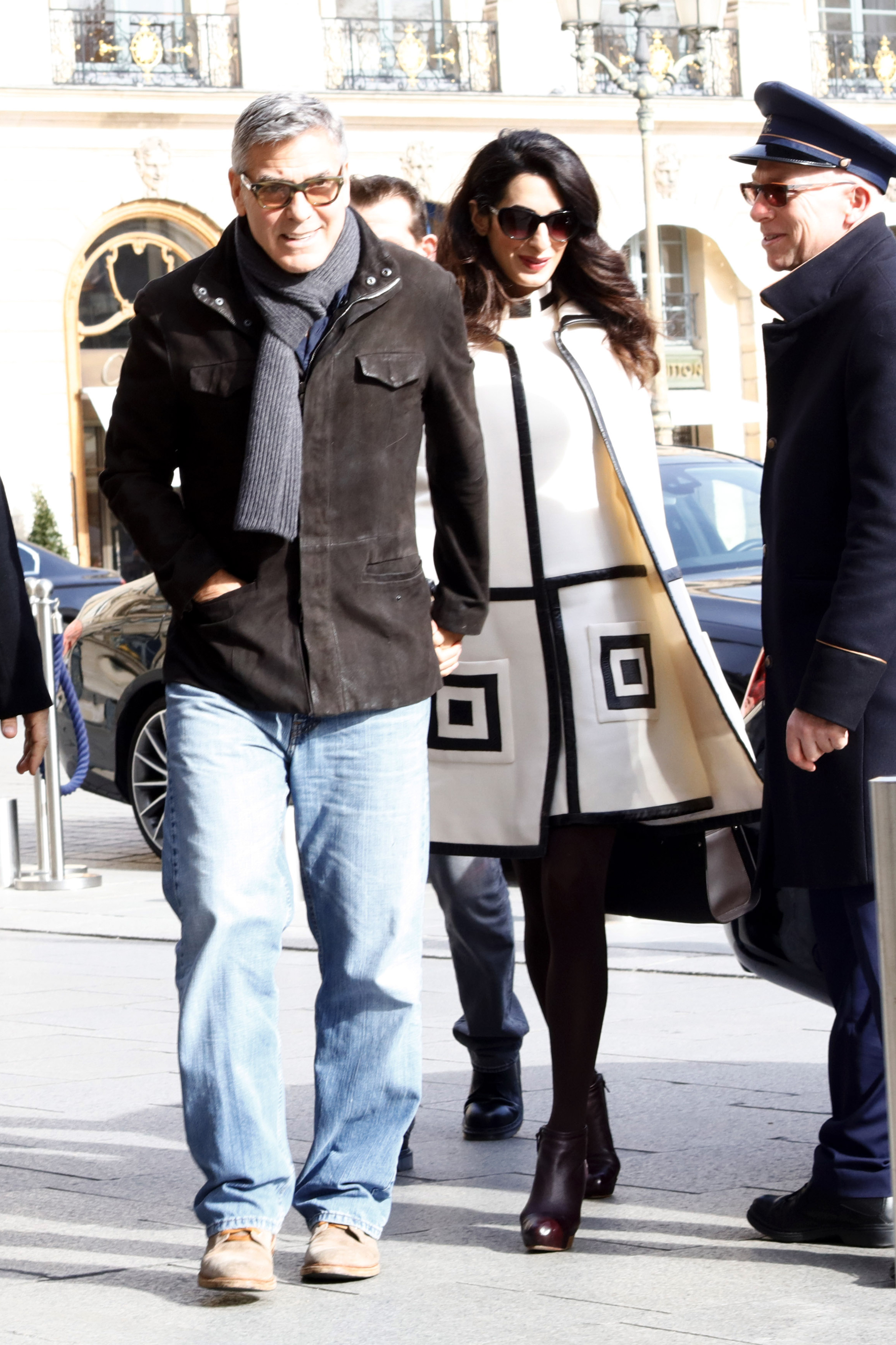 George et Amal Clooney ont expliqué qu'ils avaient choisi de s'installer dans le sud de la France pour offrir à leurs enfants une enfance plus tranquille, loin d'Hollywood. | Source : Getty Images