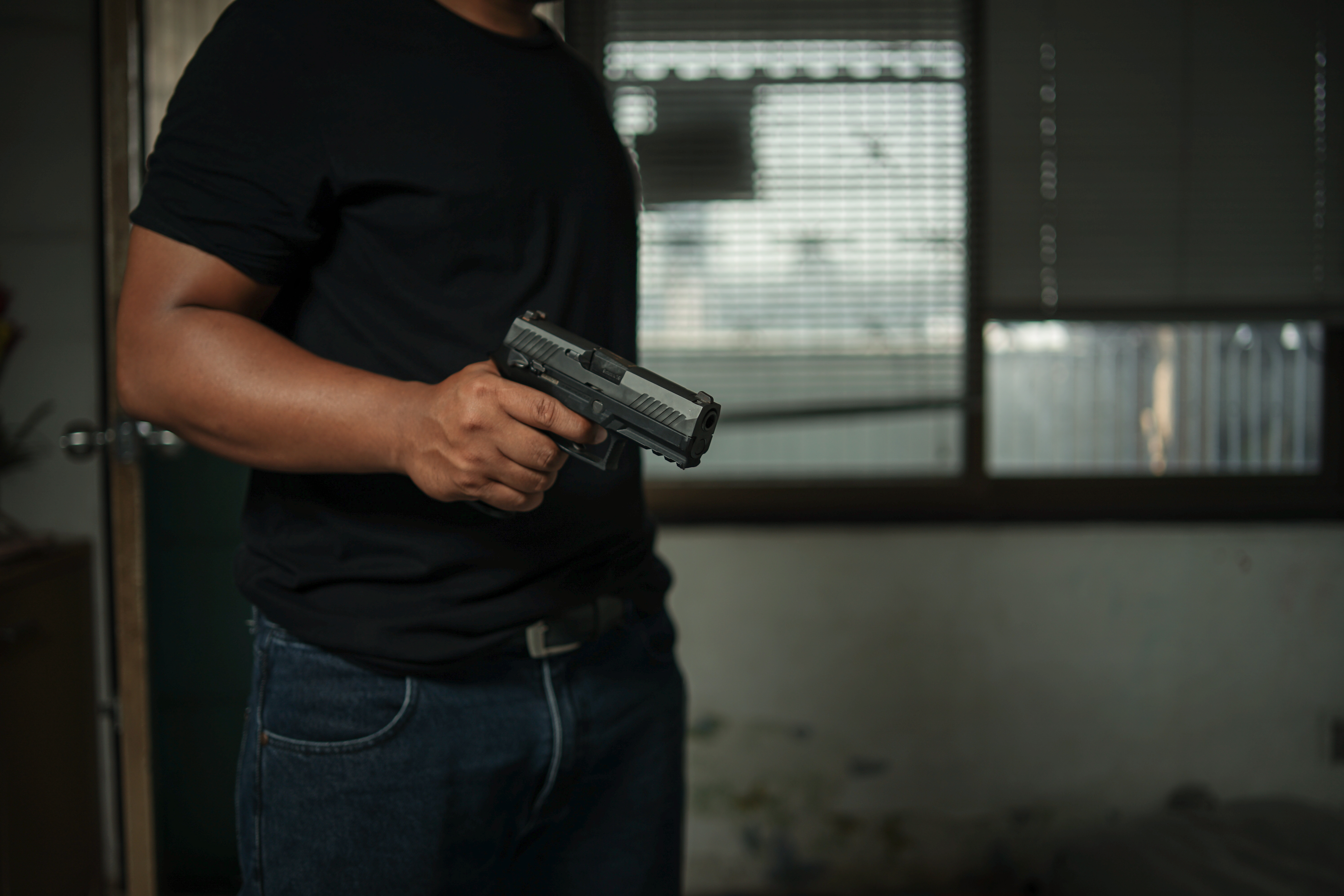 Homem segurando uma pistola | Fonte: Shutterstock.com