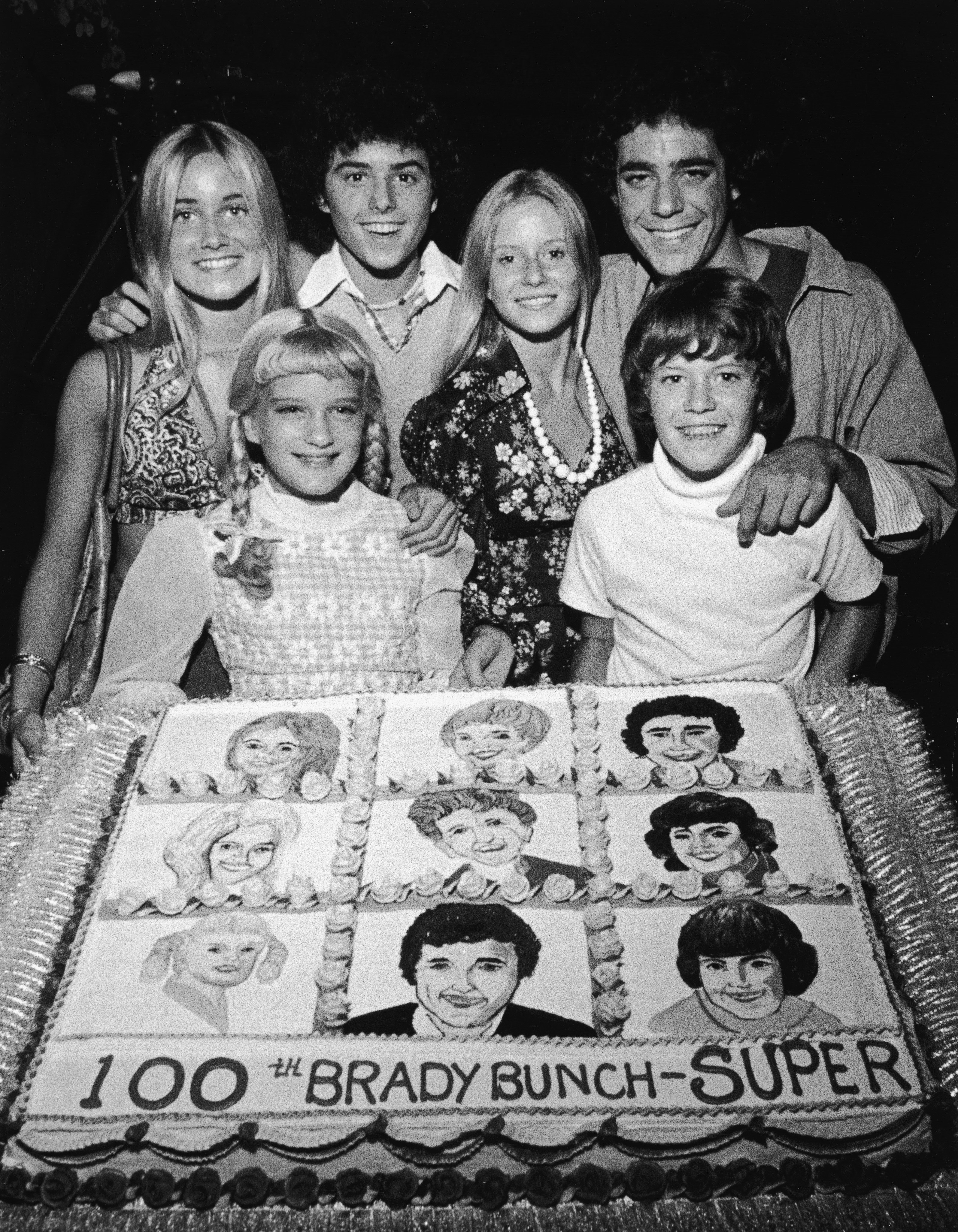 De jeunes acteurs de la série télévisée "The Brady Bunch" posent avec un gâteau célébrant le 100e épisode de la série, vers 1973. (DE GAUCHE À DROITE) : Maureen McCormick, Susan Olsen, Christopher Knight, Eve Plumb, Barry Williams et Mike Lookinland. | Source : Getty Images