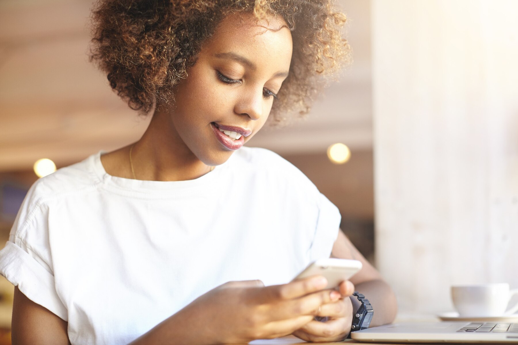 Une femme en train de taper sur son téléphone | Source : Freepik