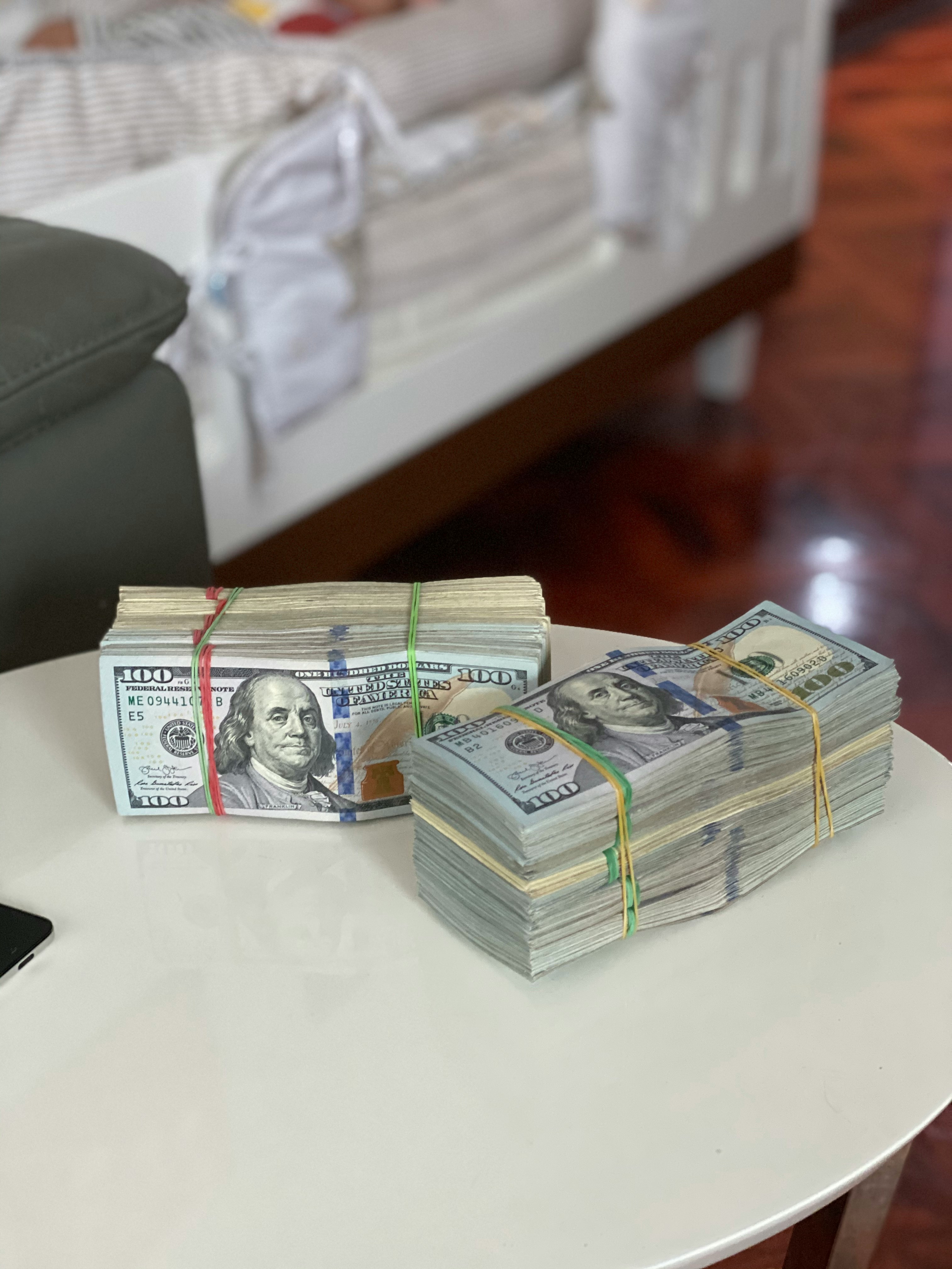 Des piles d'argent sur une table | Source : Unsplash