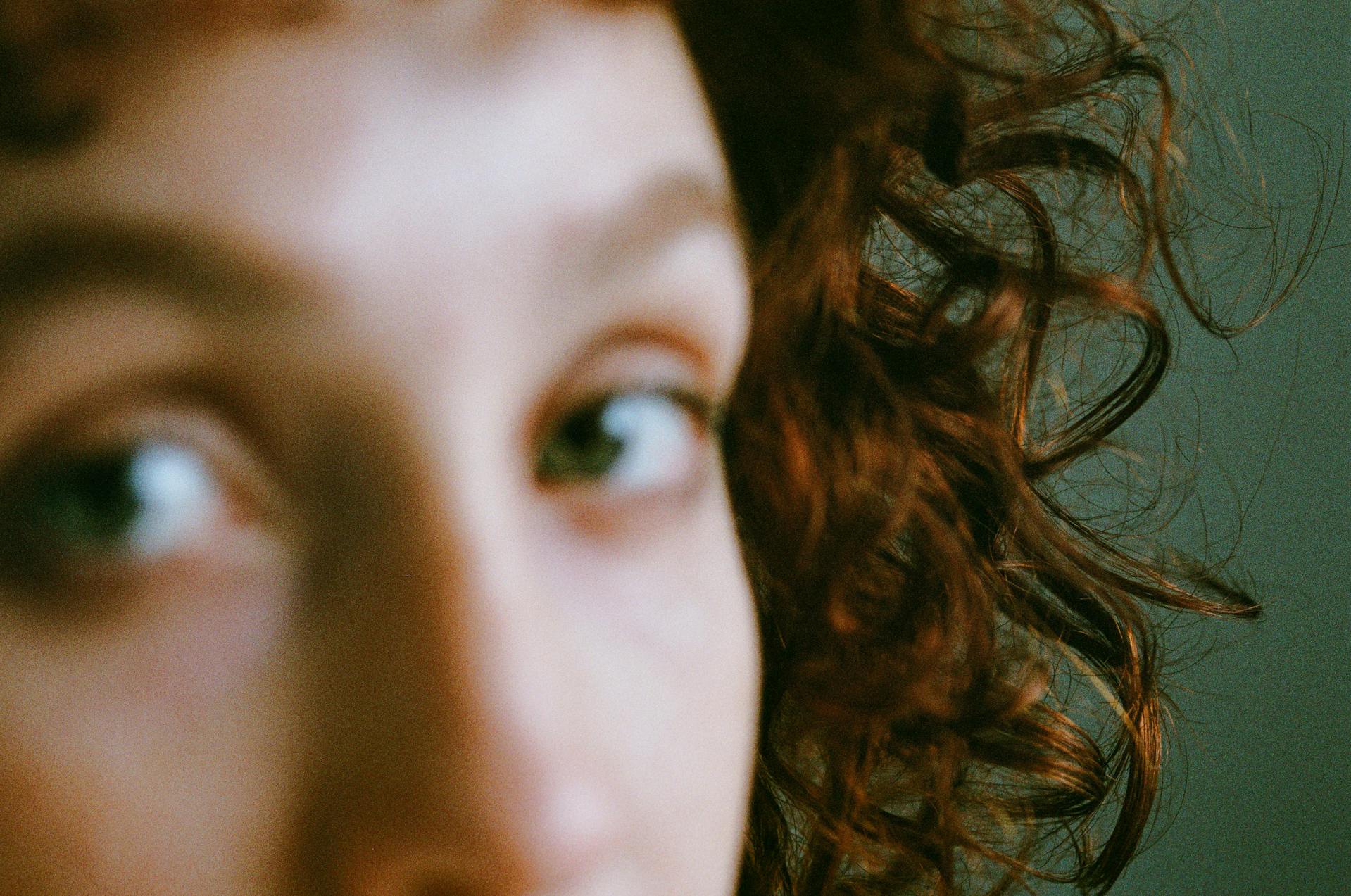 Une femme qui jette un coup d'œil de côté | Source : Pexels