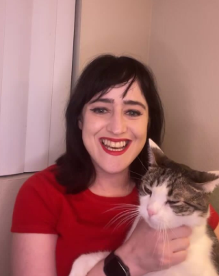 Mara Wilson souriant en tenant son chat, daté du 14 décembre 2023 | Source : Instagram/marawilson