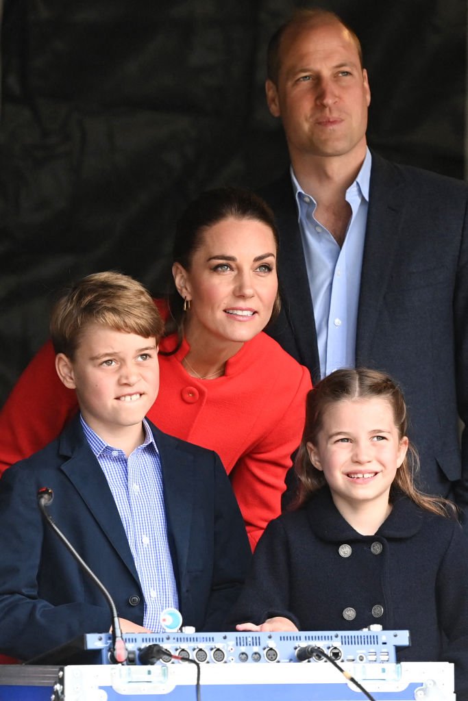 Le prince William, Catherine, et leurs enfants vérifient l'installation musicale d'un concert dans les coulisses lors d'une visite au château de Cardiff, au Pays de Galles, le 4 juin 2022. | Photo : Getty Images