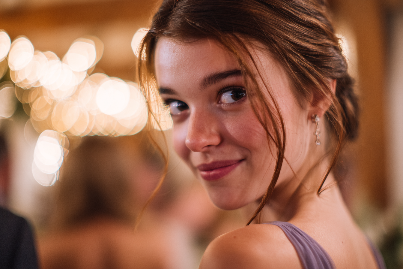 Une jeune femme souriant malicieusement | Source : Midjourney
