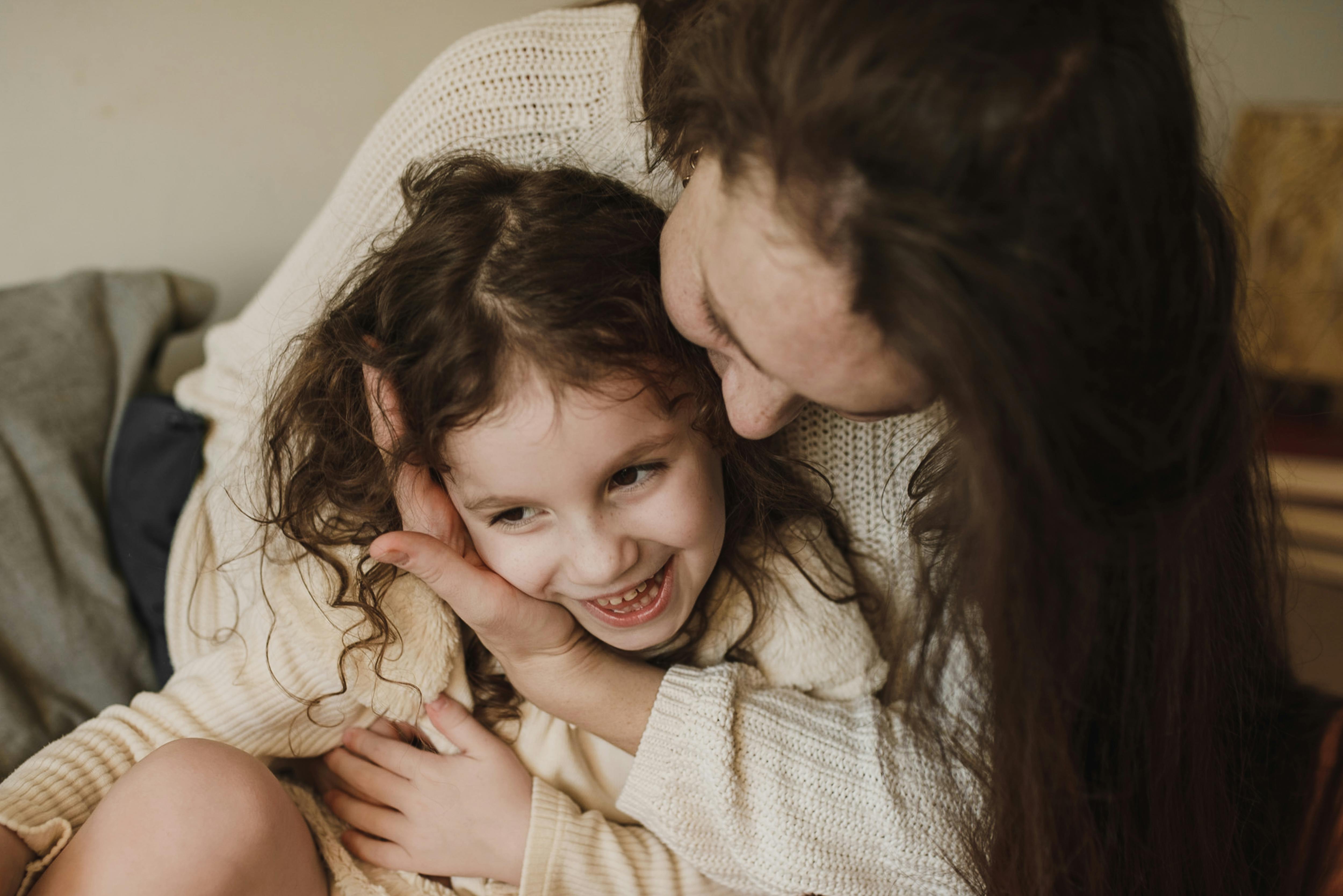 Une mère serrant sa fille dans ses bras | Source : Pexels