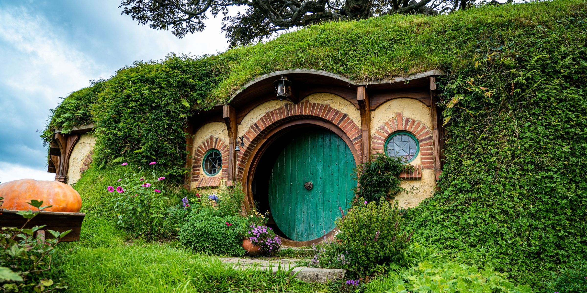 Une maison de hobbit pittoresque à Hobbiton, au milieu d'un jardin haut en couleur | Source : Pexels