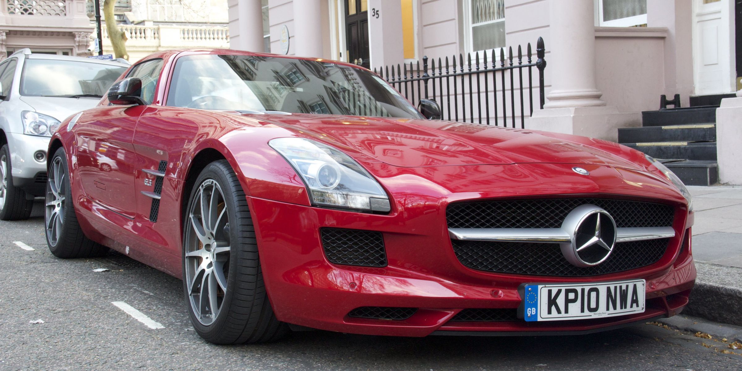 Une voiture rouge garée | Source : Flickr