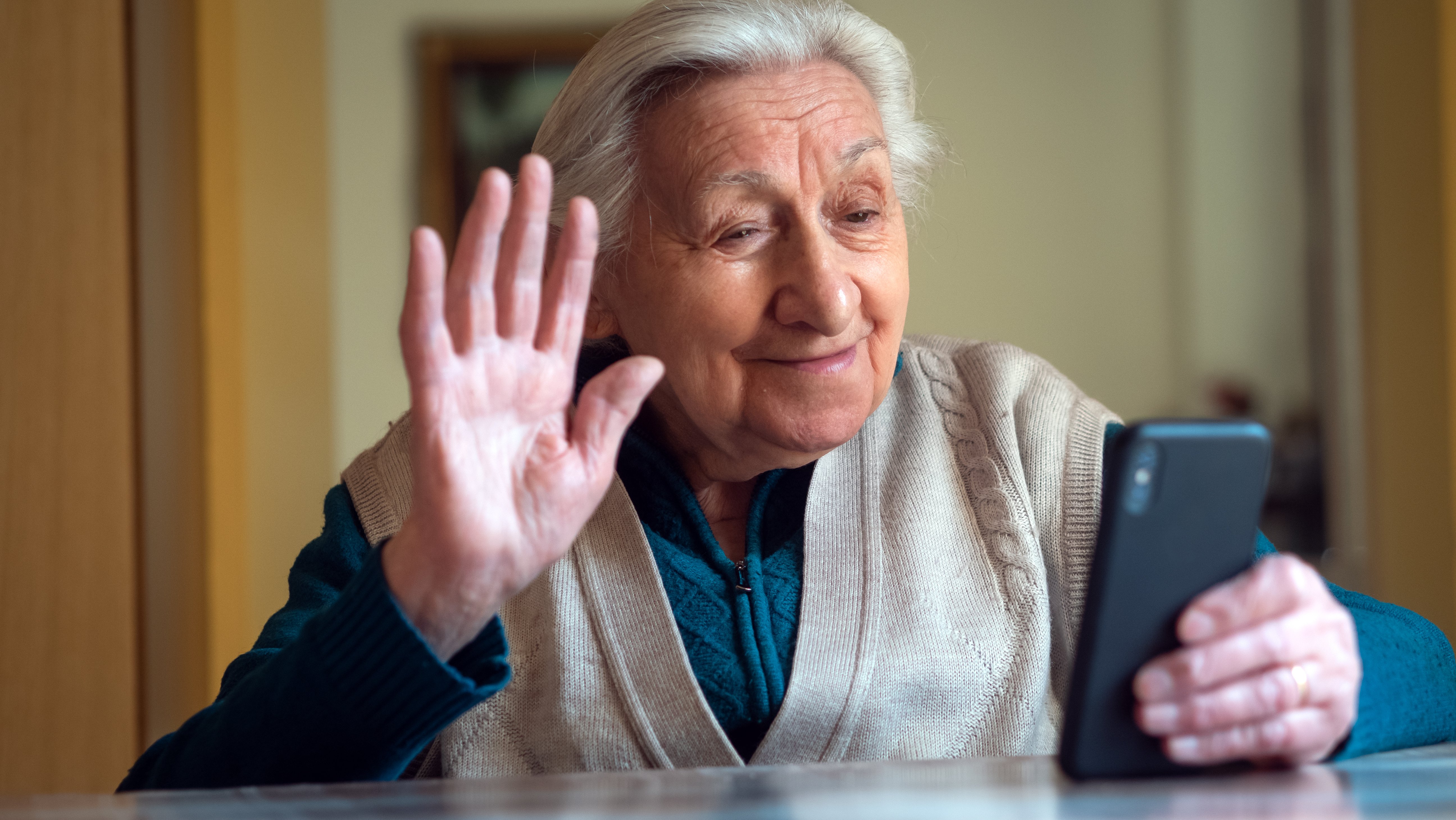 Une photo authentique d'une grand-mère heureuse est en train de faire un selfie | Souce : Shutterstock