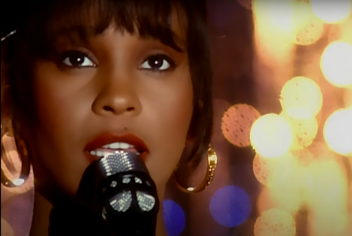 Whitney Houston dans une scène de "The Bodyguard", partagée via son clip vidéo pour "I Will Always Love You", posté le 28 septembre 2010 | Source : YouTube/Whitney Houston