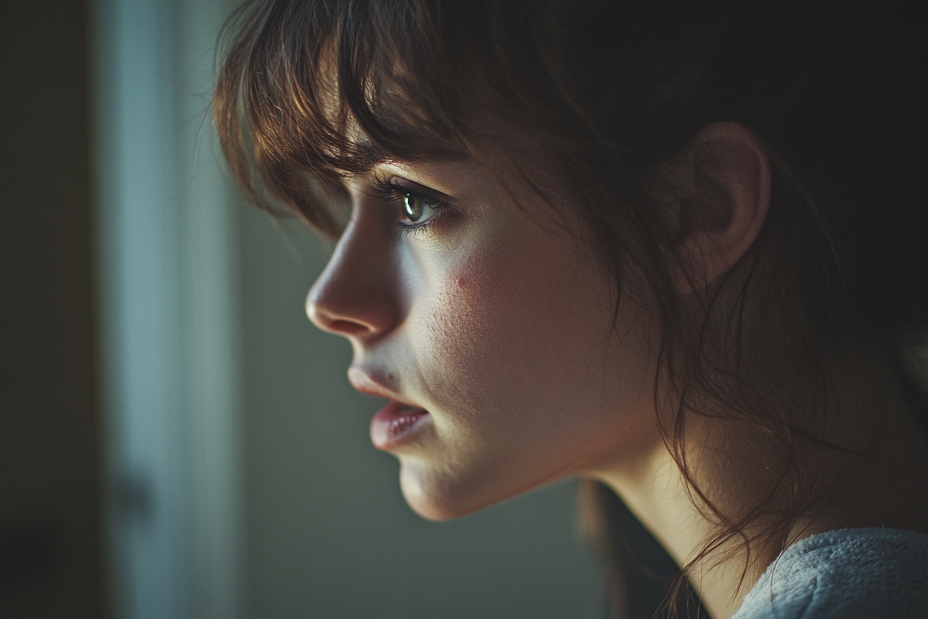 Une femme qui regarde devant elle | Source : Midjourney