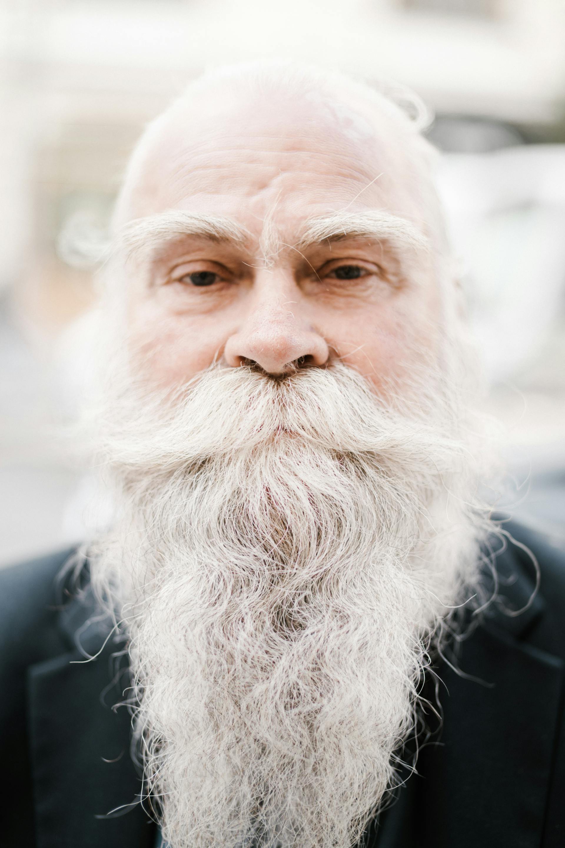 Un homme âgé à l'air sérieux | Source : Pexels