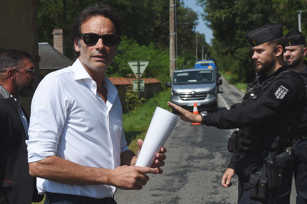 Anthony Delon arrive à la propriété de son père pour assister à ses funérailles privées à Douchy, dans le centre de la France, le 24 août 2024. I Source : Getty Images