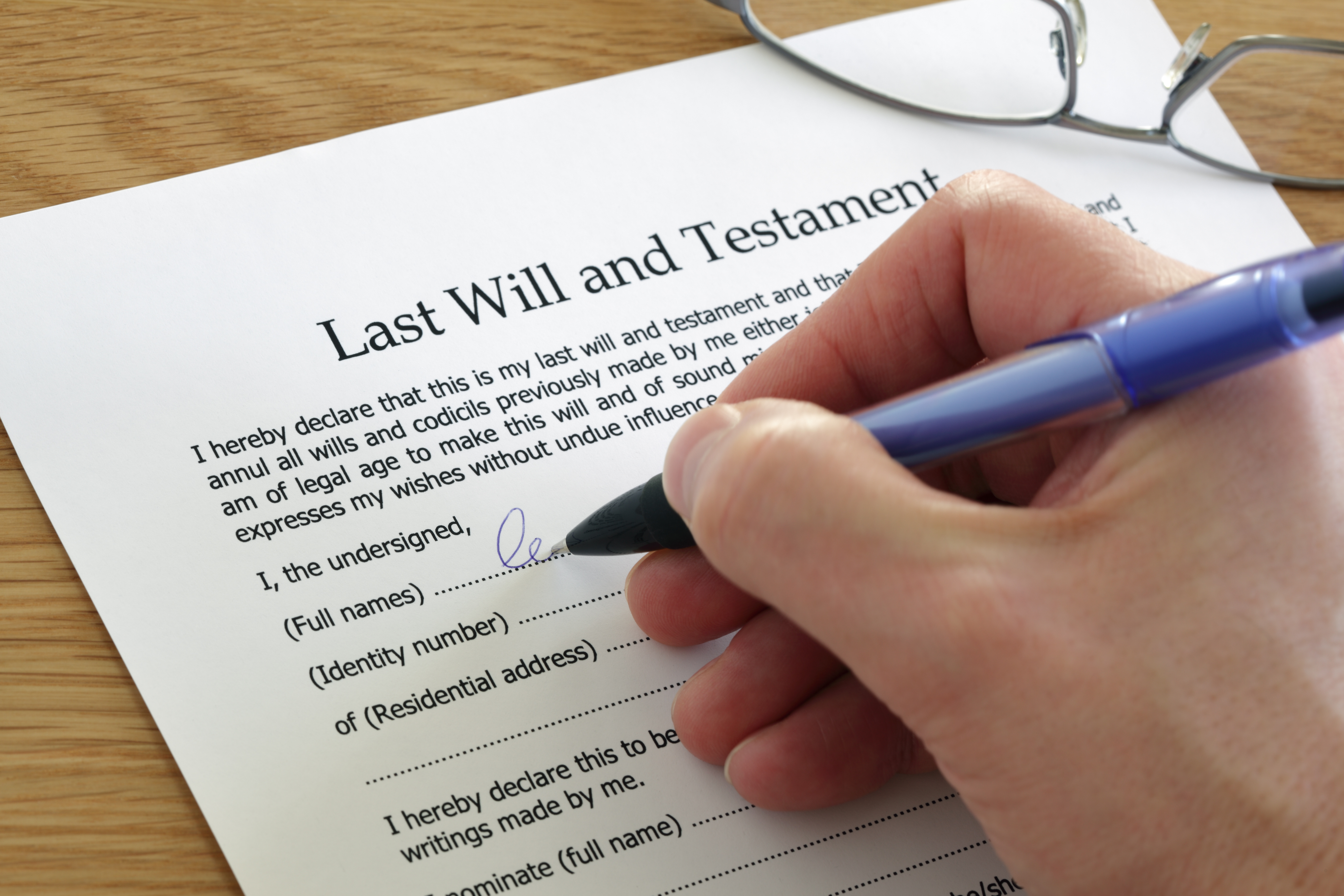 Une personne signant ses dernières volontés | Source : Shutterstock