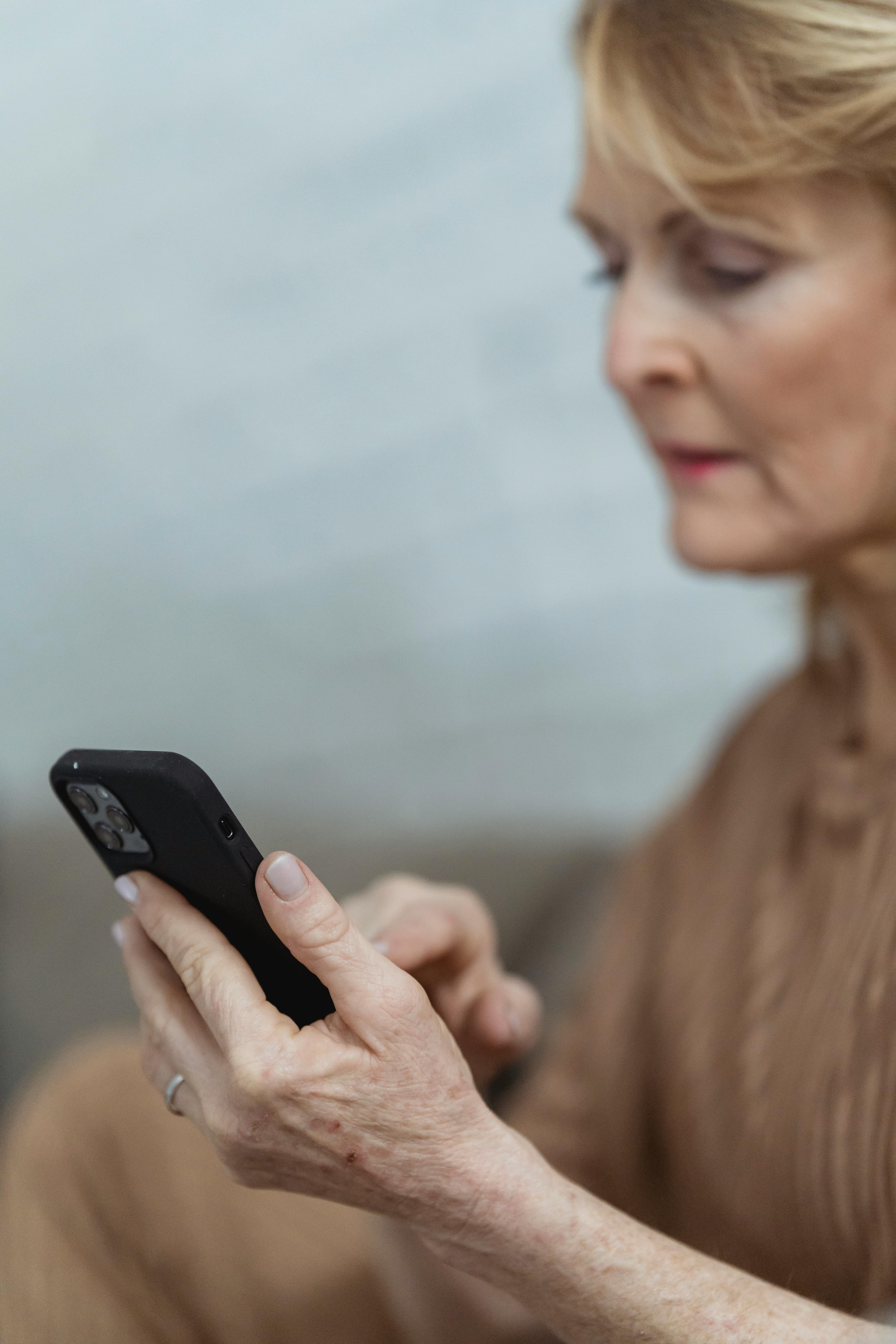 Une femme âgée de garde | Source : Pexels