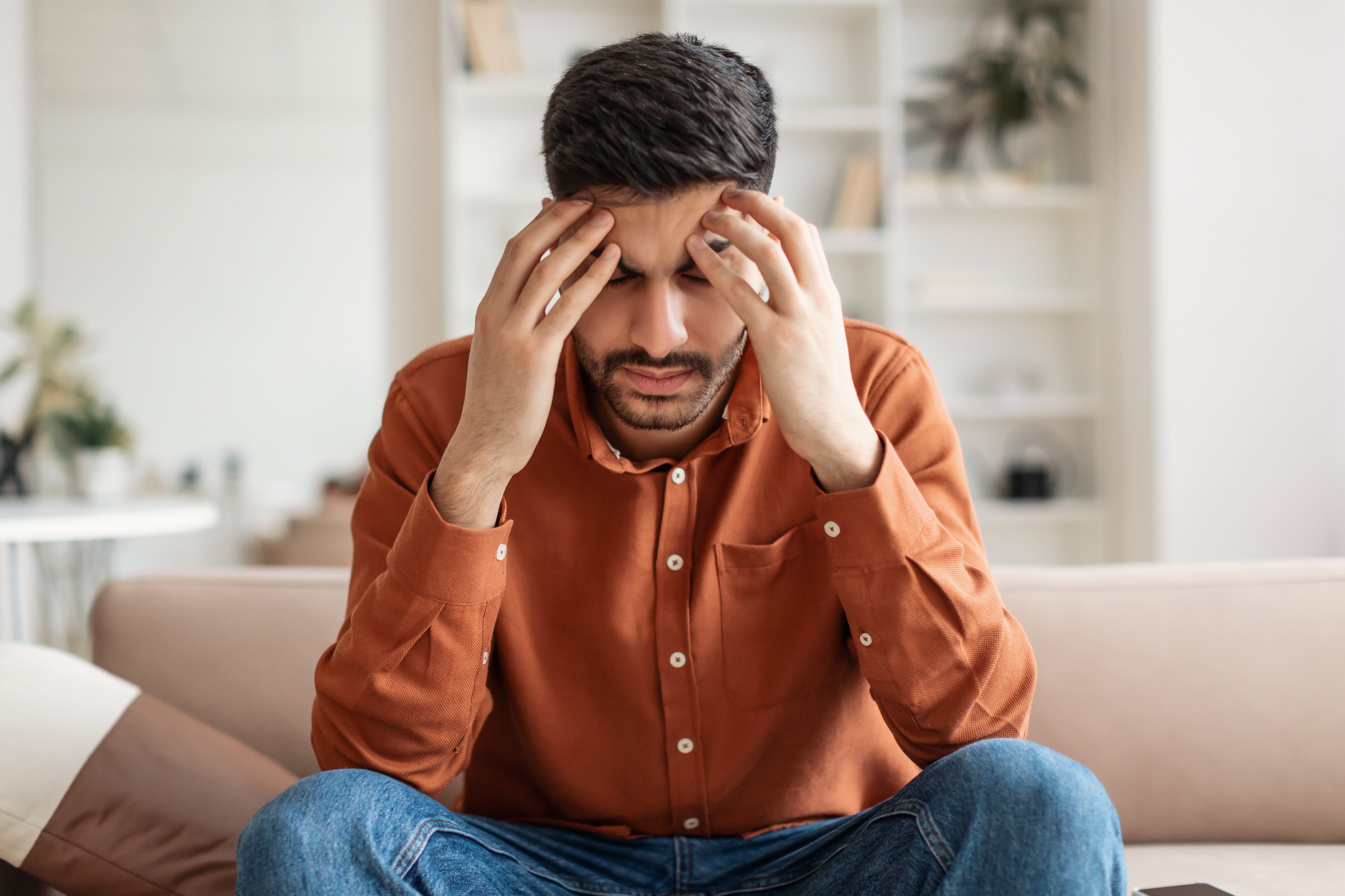 Homme stressé qui réfléchit | Source : Shutterstock