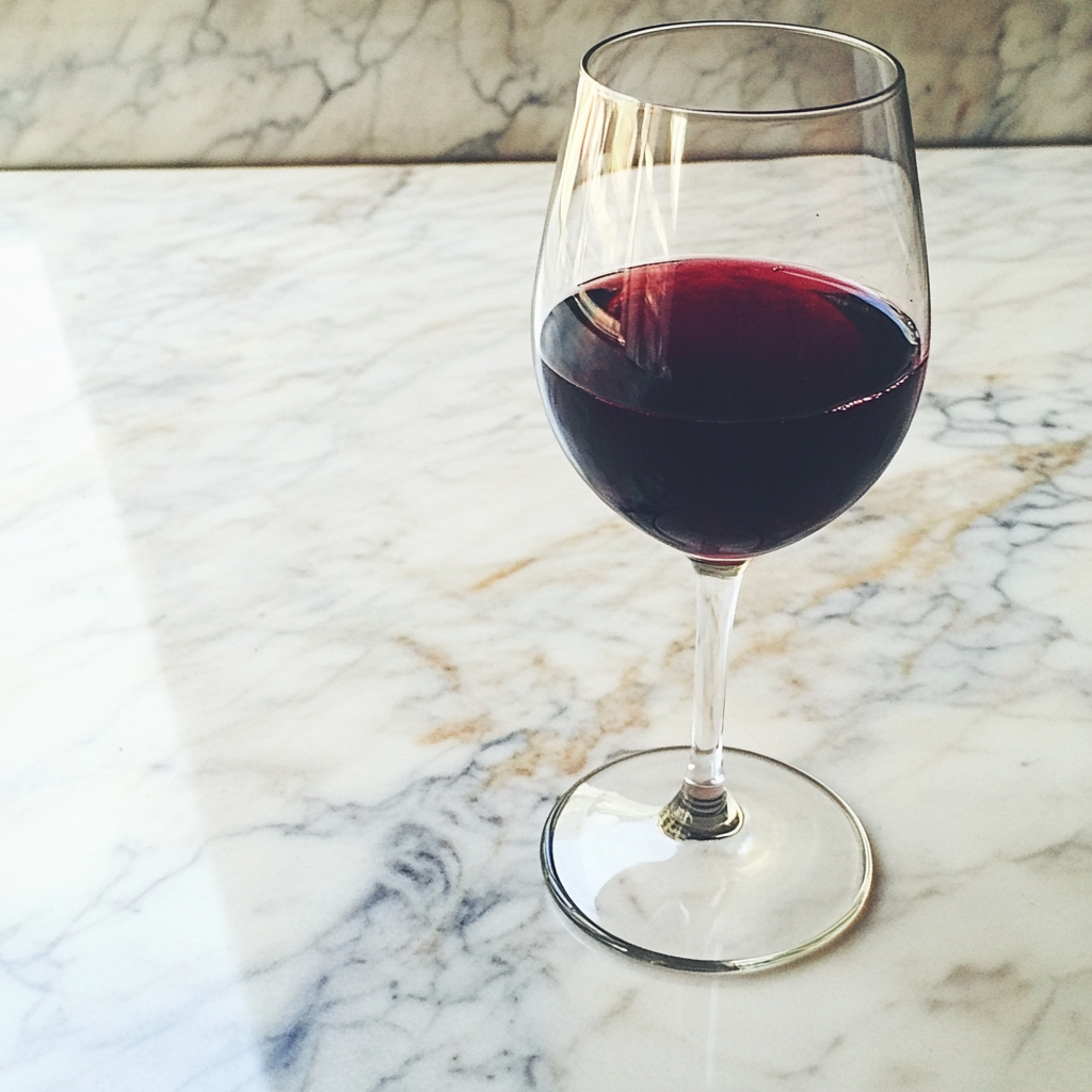 Un verre de vin rouge | Source : Midjourney