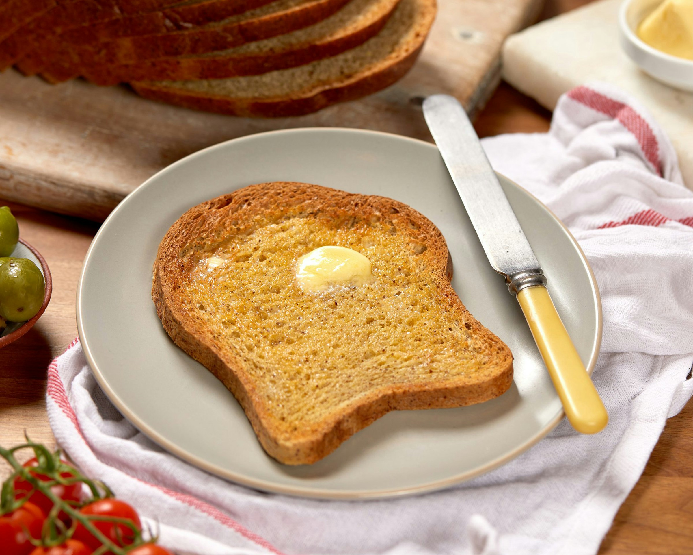Toast beurré sur une assiette | Source : Unsplash