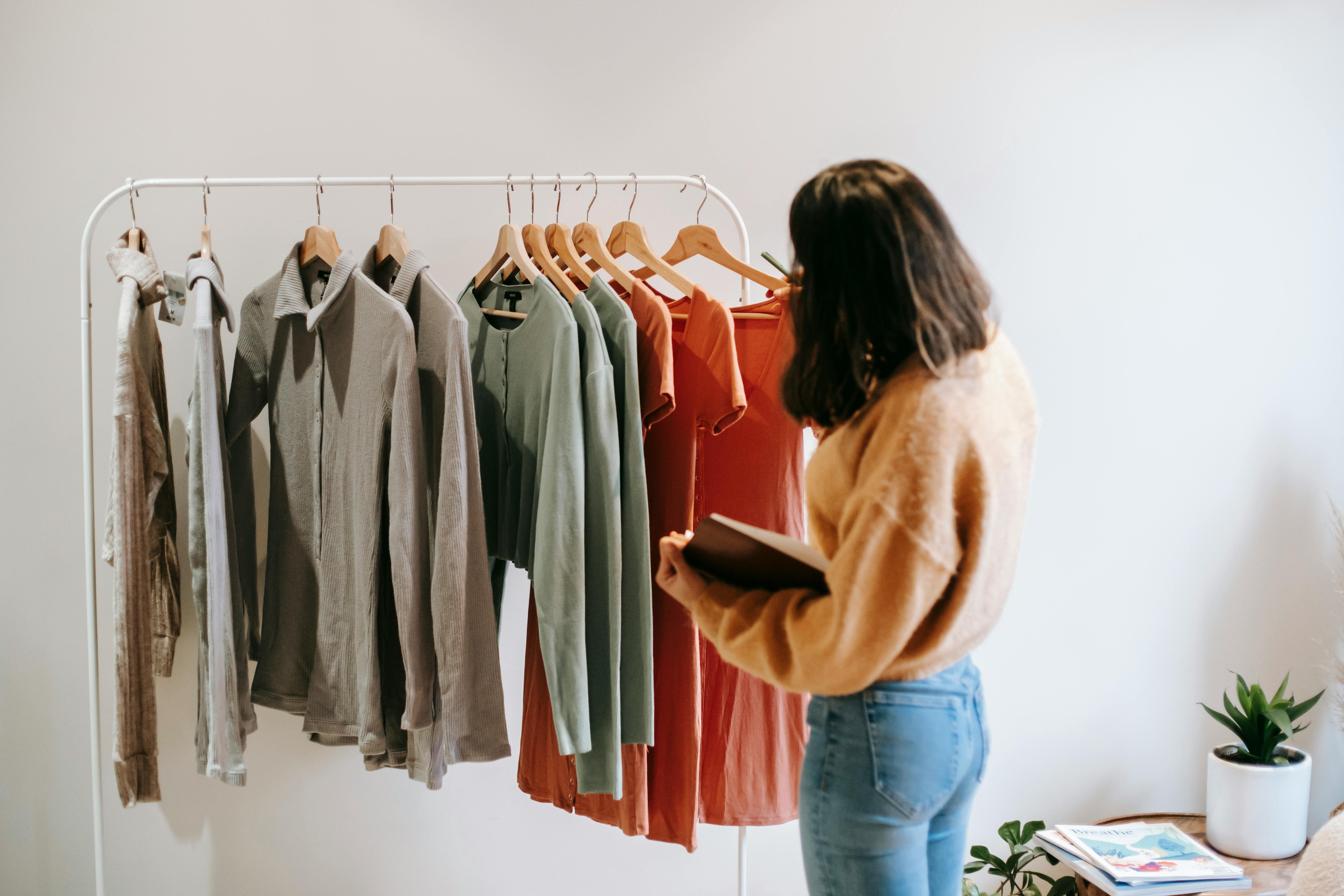 Une assistante de magasin de vêtements | Source : Pexels