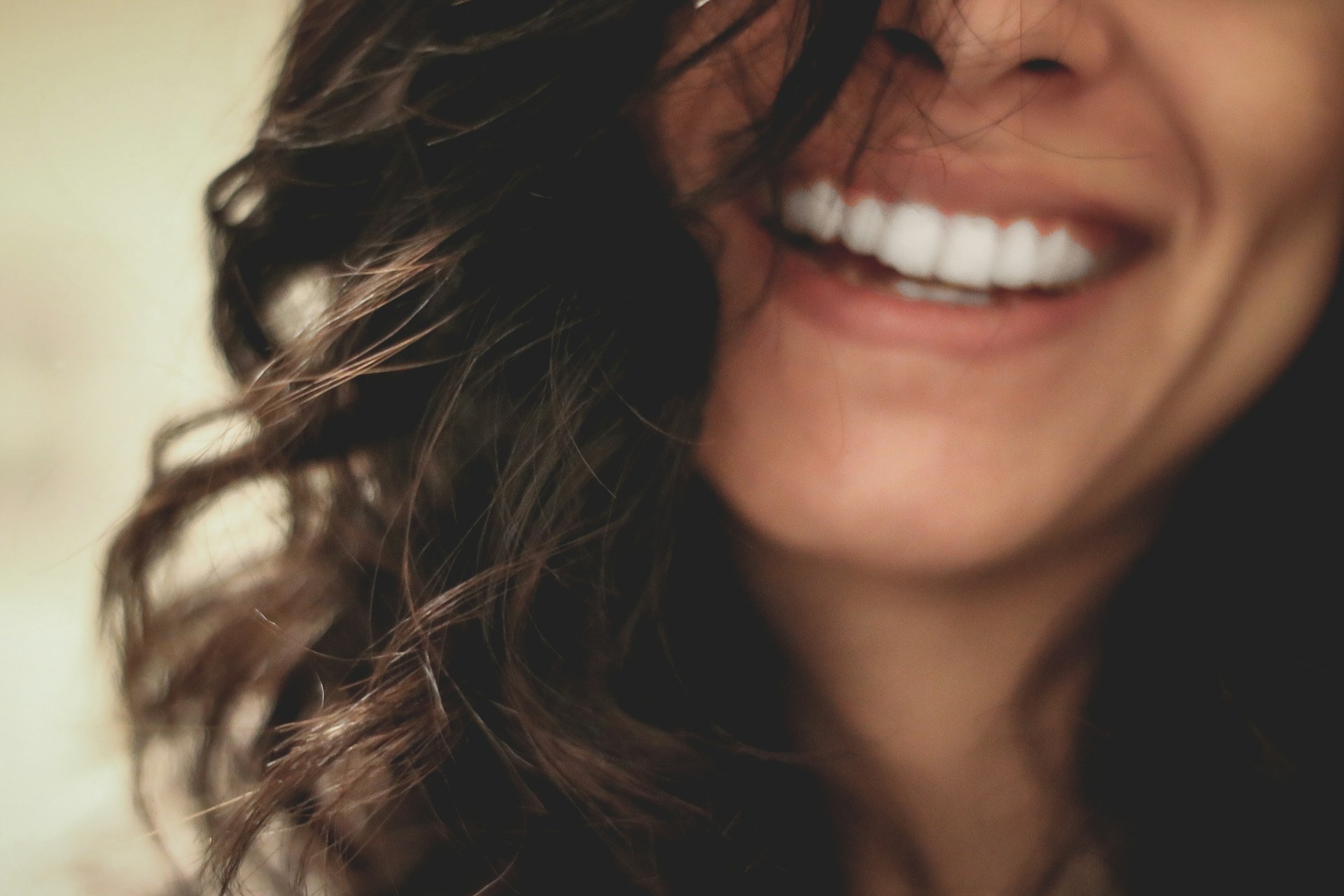 Une femme qui rit | Source : Unsplash
