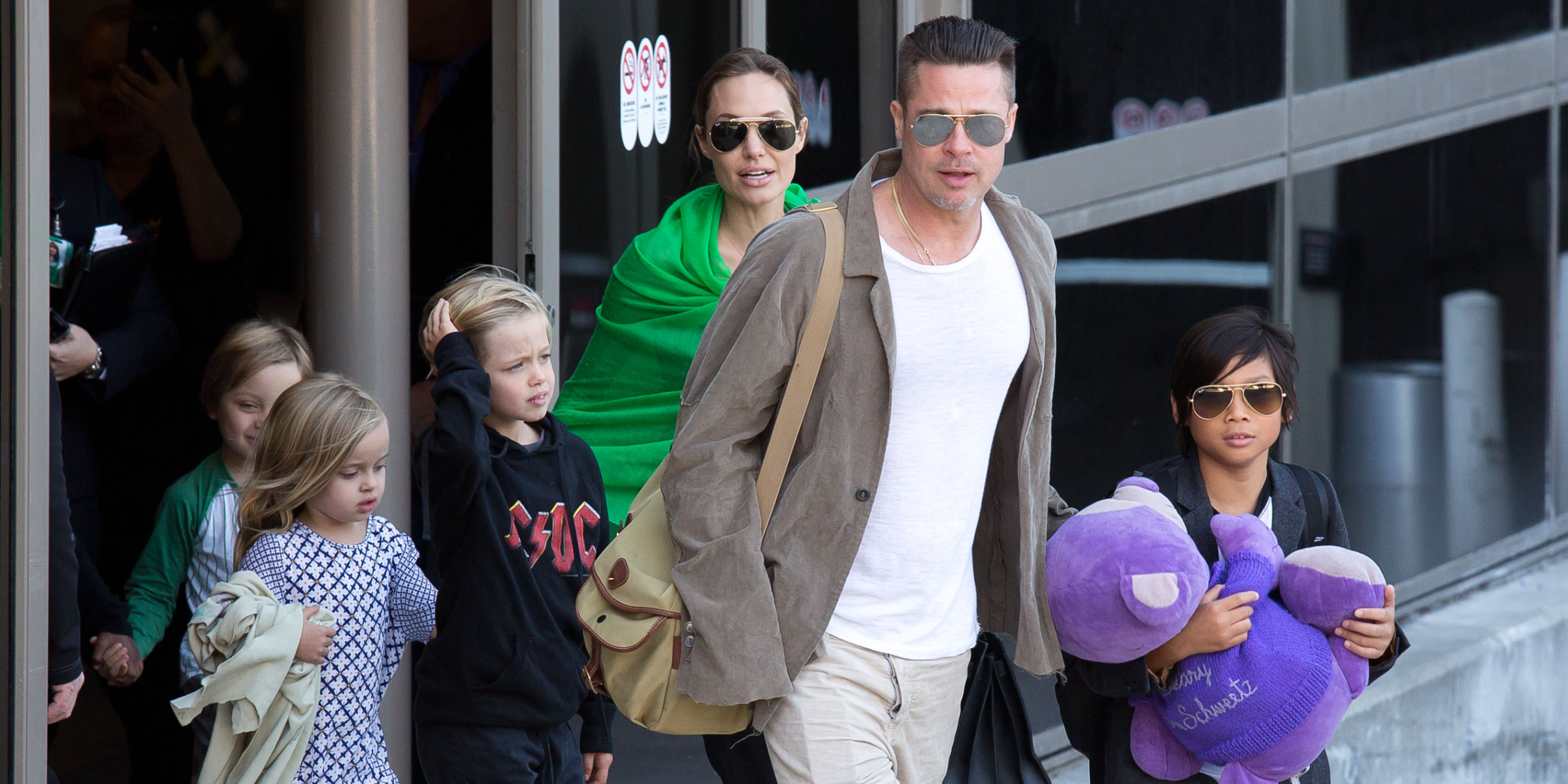 Brad Pitt et Angelina Jolie avec leurs enfants Pax, Shiloh, Vivienne et Knox. | Source : Getty Images