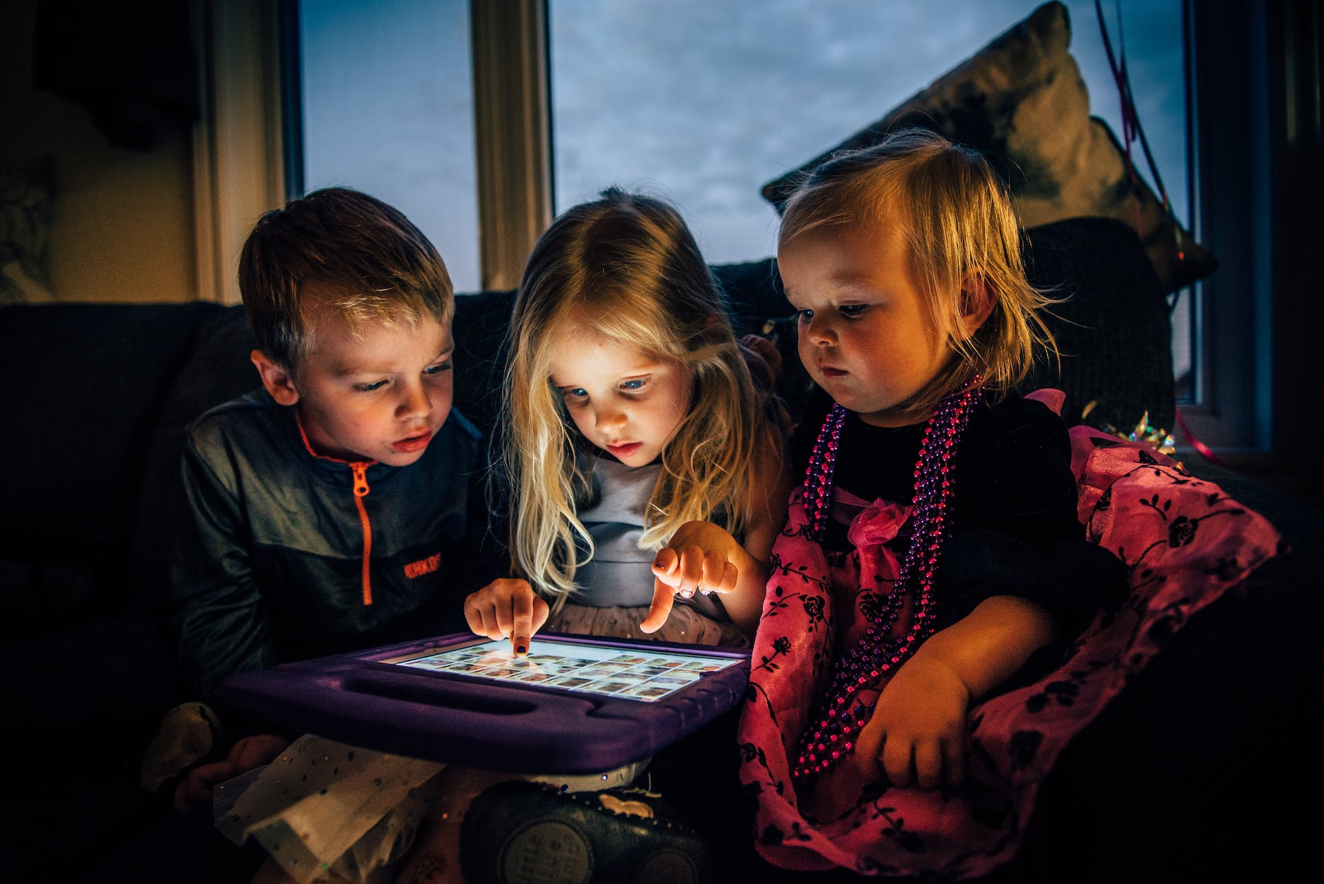 Trois enfants regardant une tablette | Source : Pexels