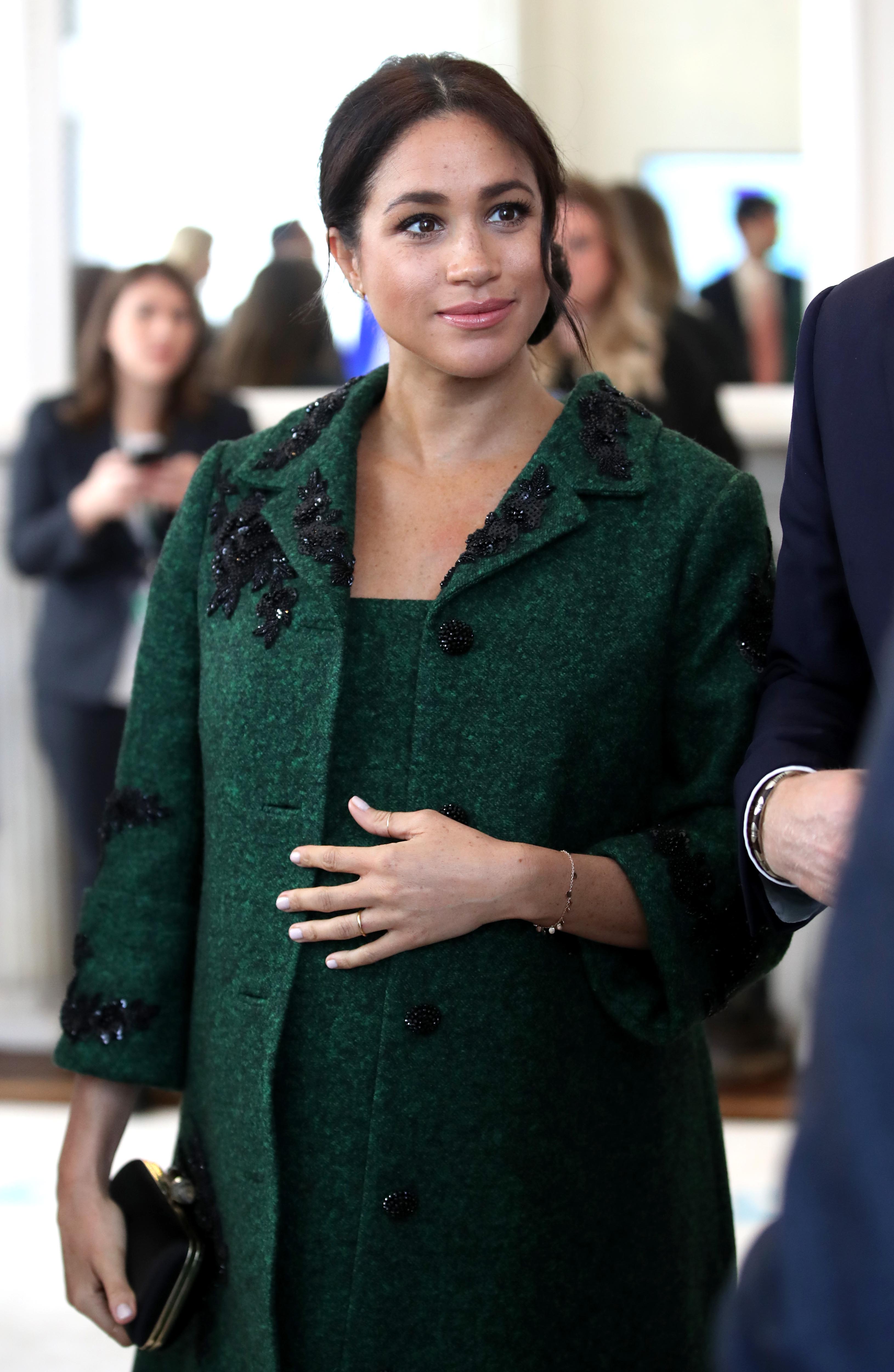 Meghan Markle tenant sa baby bumle jour du Commonwealth en mars 2019 | Photo : Getty Images
