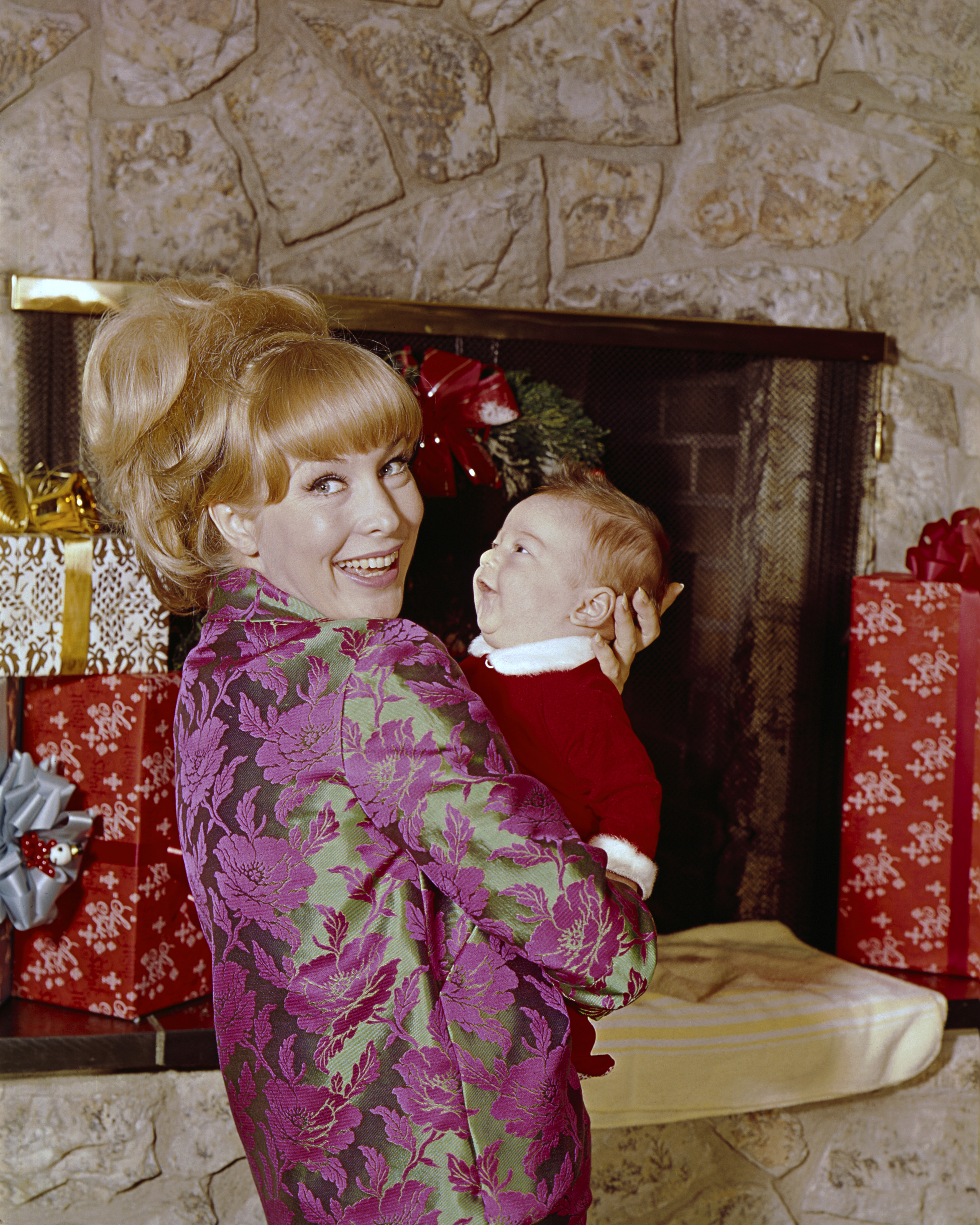 Matthew Michael Ansara et Barbara Eden sur le tournage de "I Dream of Jeannie". | Source : Getty Images