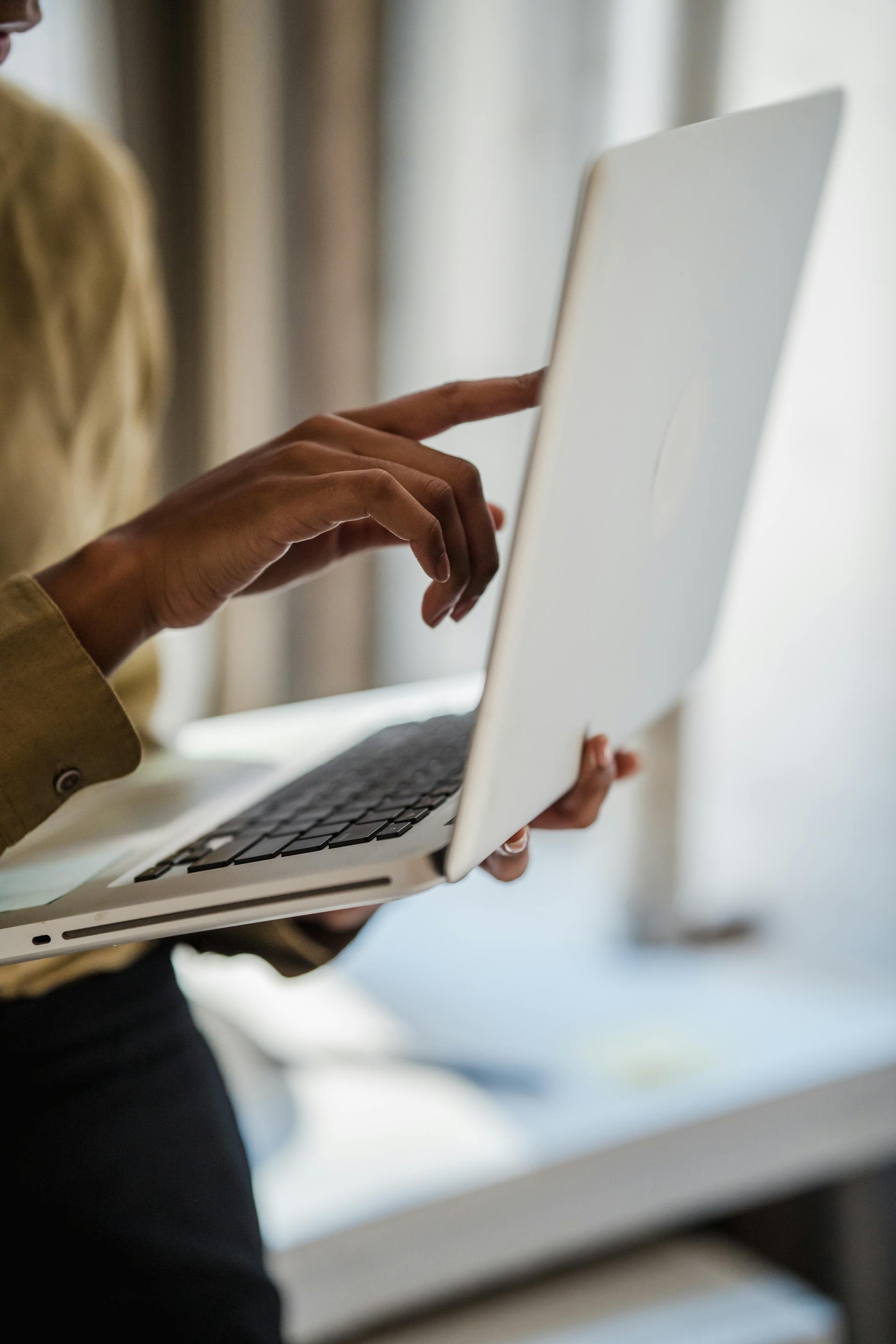 Une femme tenant un ordinateur portable | Source : Pexels