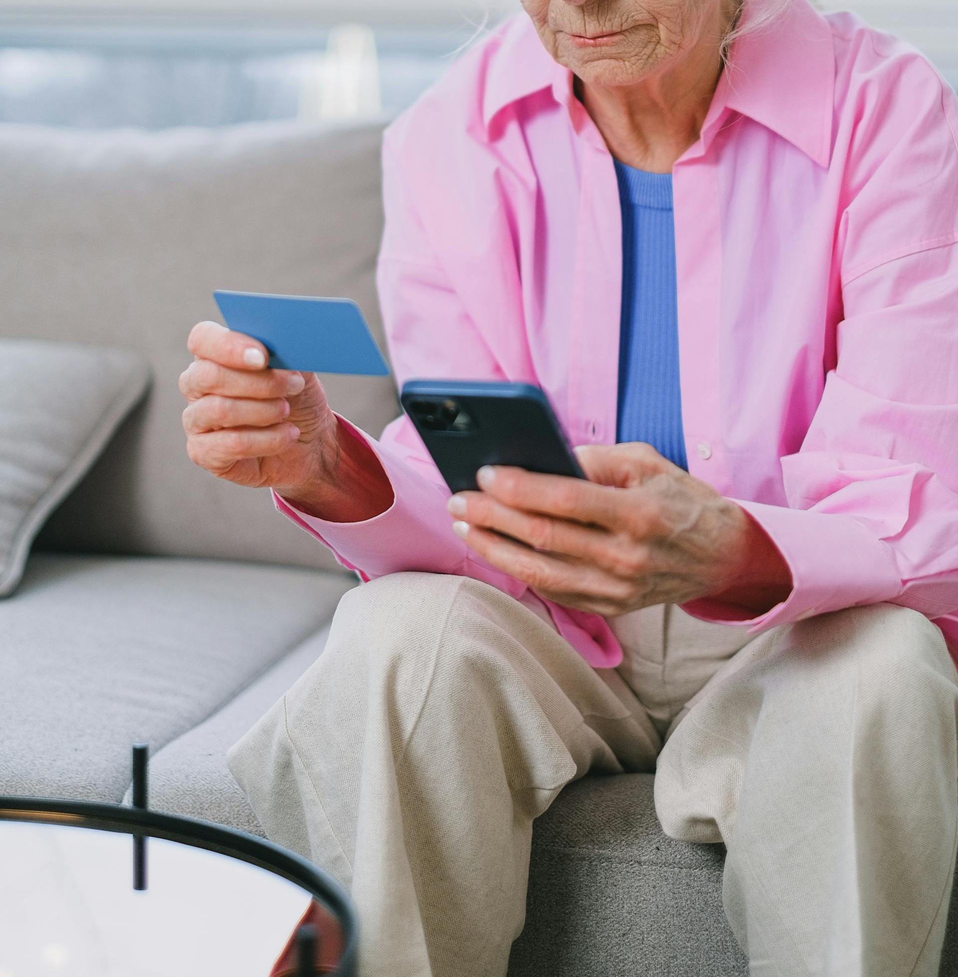 An elderly woman using a credit card | Source: Pexels