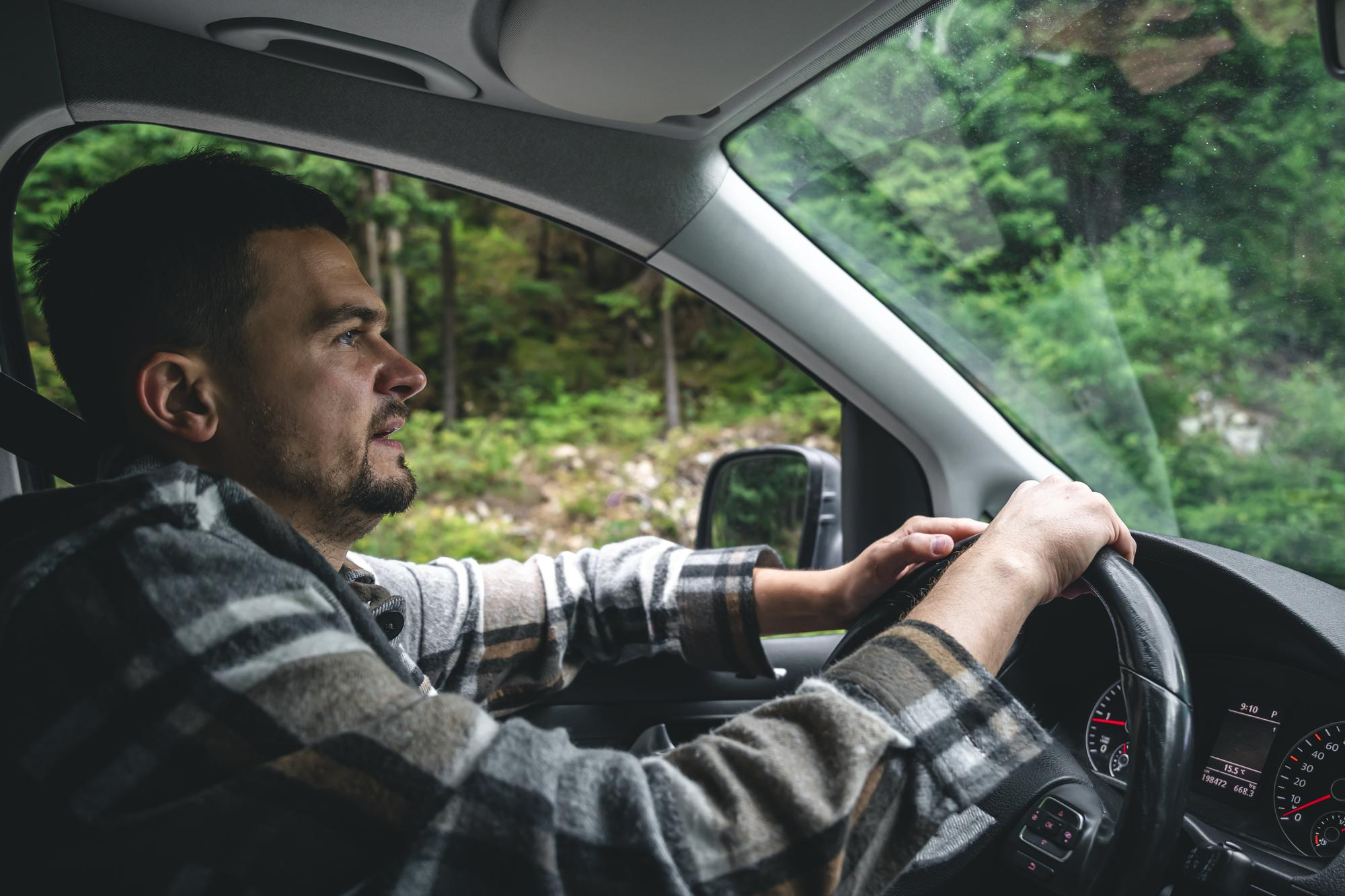 Un homme qui s'en va en voiture | Source : Freepik