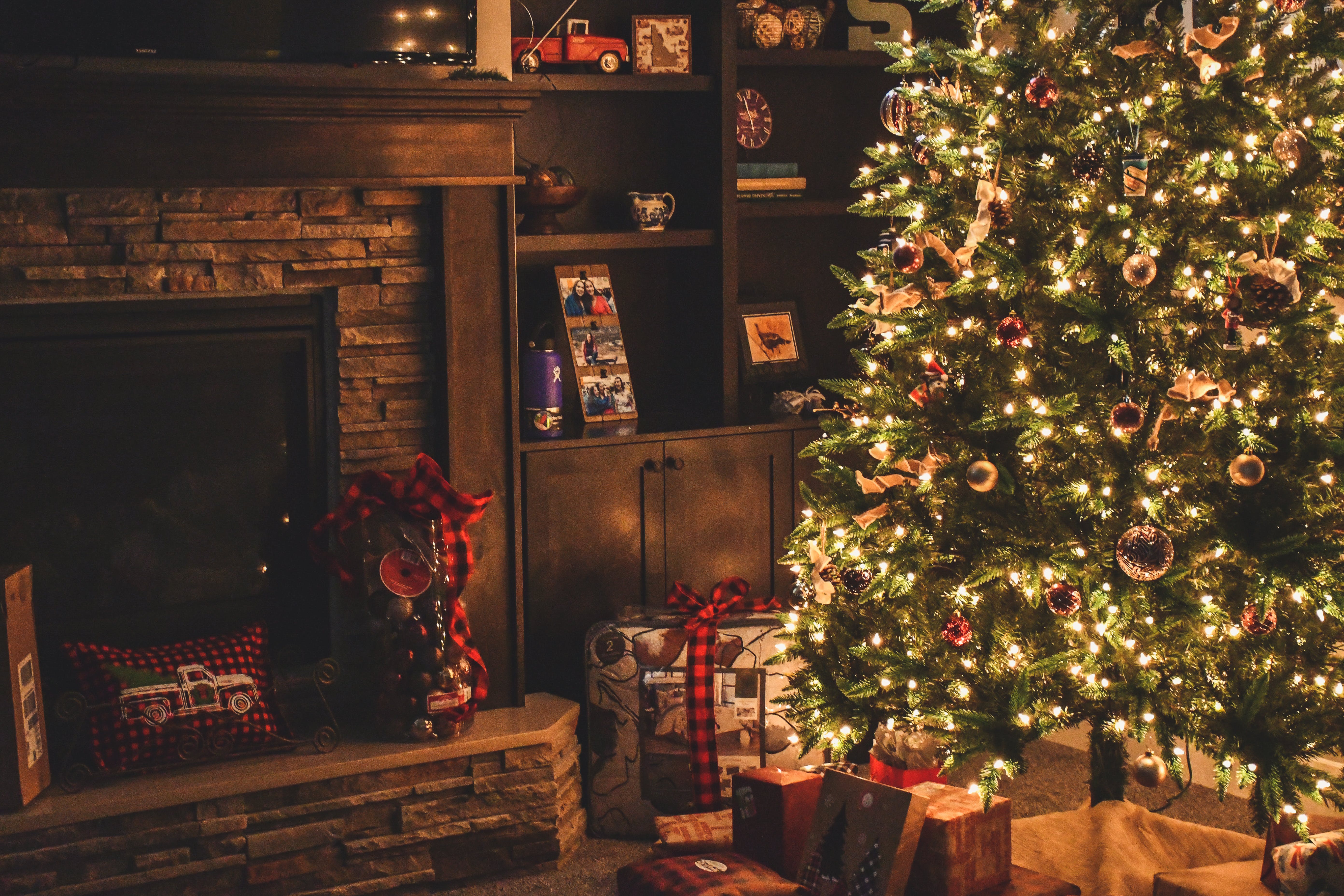 Arbre de Noël avec des cadeaux en dessous | Source : Pexels