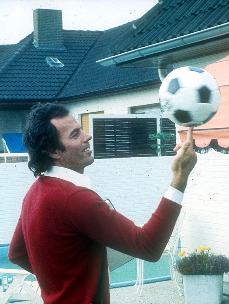 Julio Iglesias, Homestory (Höttges), Achim près de Brême, 01/03/1974 I Source : Getty Images