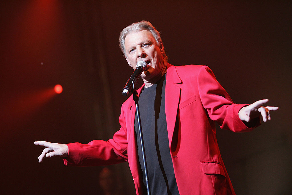 Herbert Leonard se produit lors du concert Âge Tendre & Têtes de Bois au théâtre Nikaia le 7 novembre 2008 à Nice, France. (Photo par Toni Anne Barson Archive/WireImage)