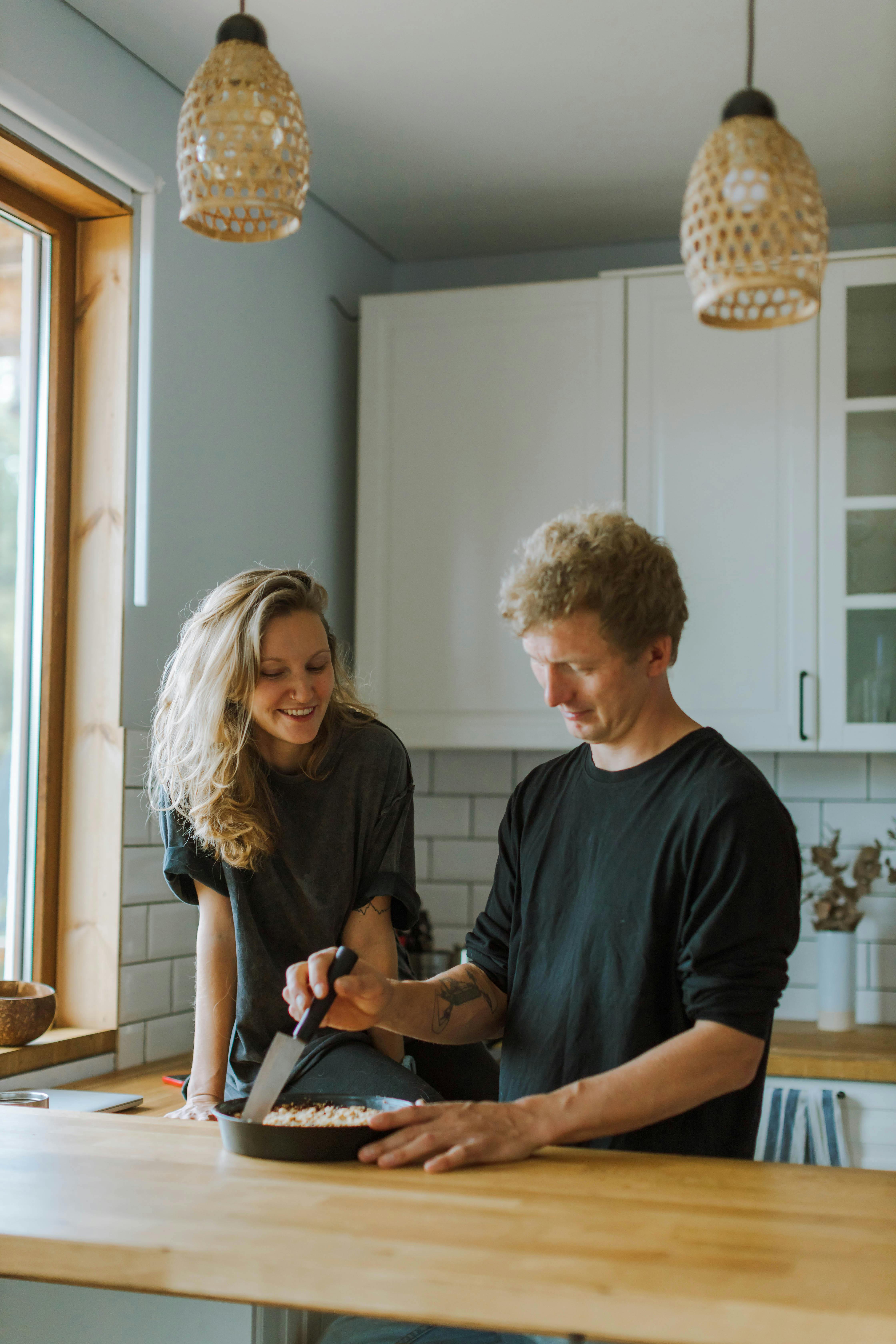 Un homme et une femme qui cuisinent ensemble dans la cuisine | Source : Pexels