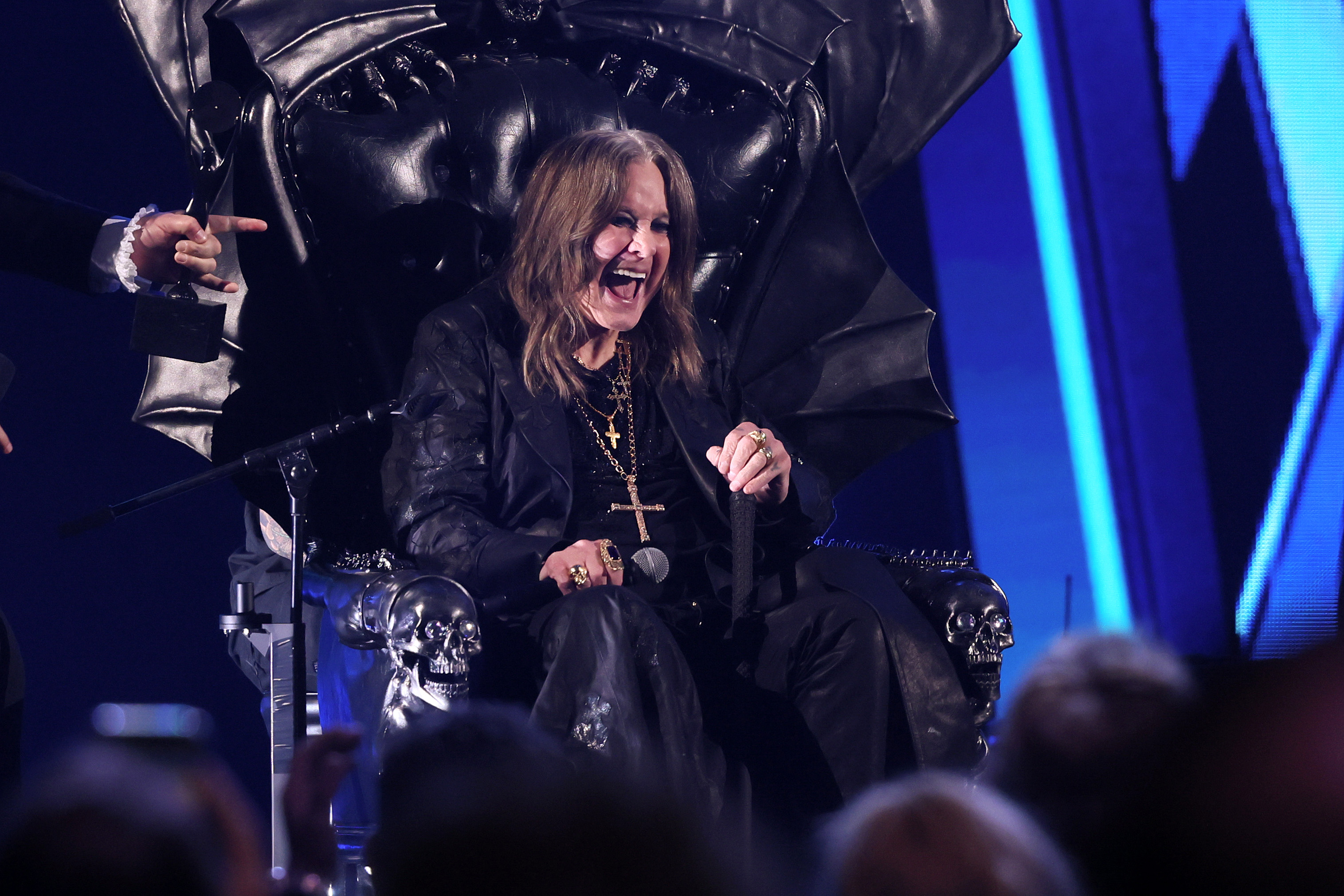 Ozzy Osbourne s'exprime sur scène lors de la cérémonie d'intronisation au Rock & Roll Hall of Fame 2024 à Cleveland le 19 octobre | Source : Getty Images