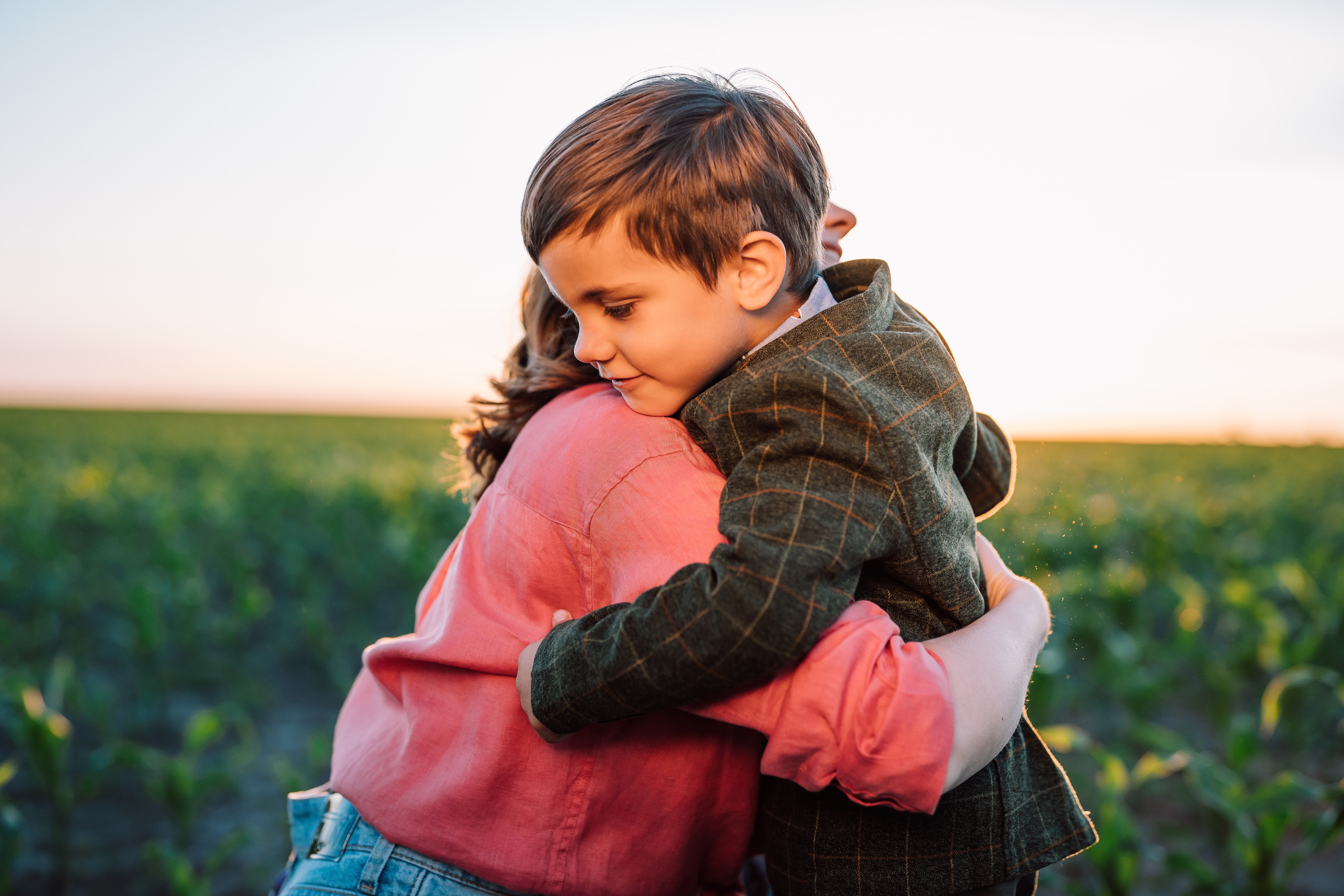 Niño abraza a su madre | Fuente: Shutterstock.com