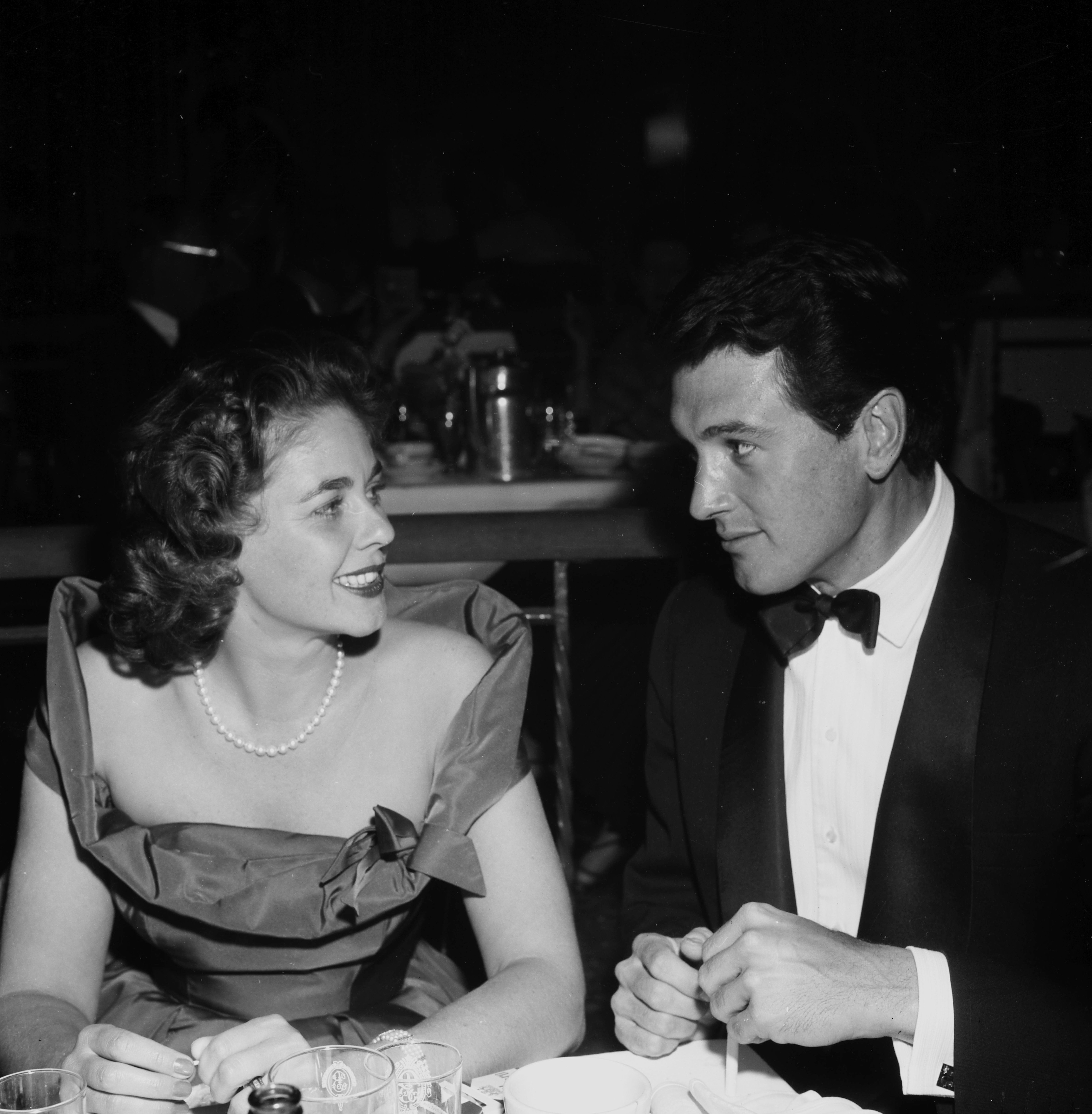 Rock Hudson et Phyllis Gates au Screen Directors Dinner le 2 février 1957, à Los Angeles | Source : Getty Images