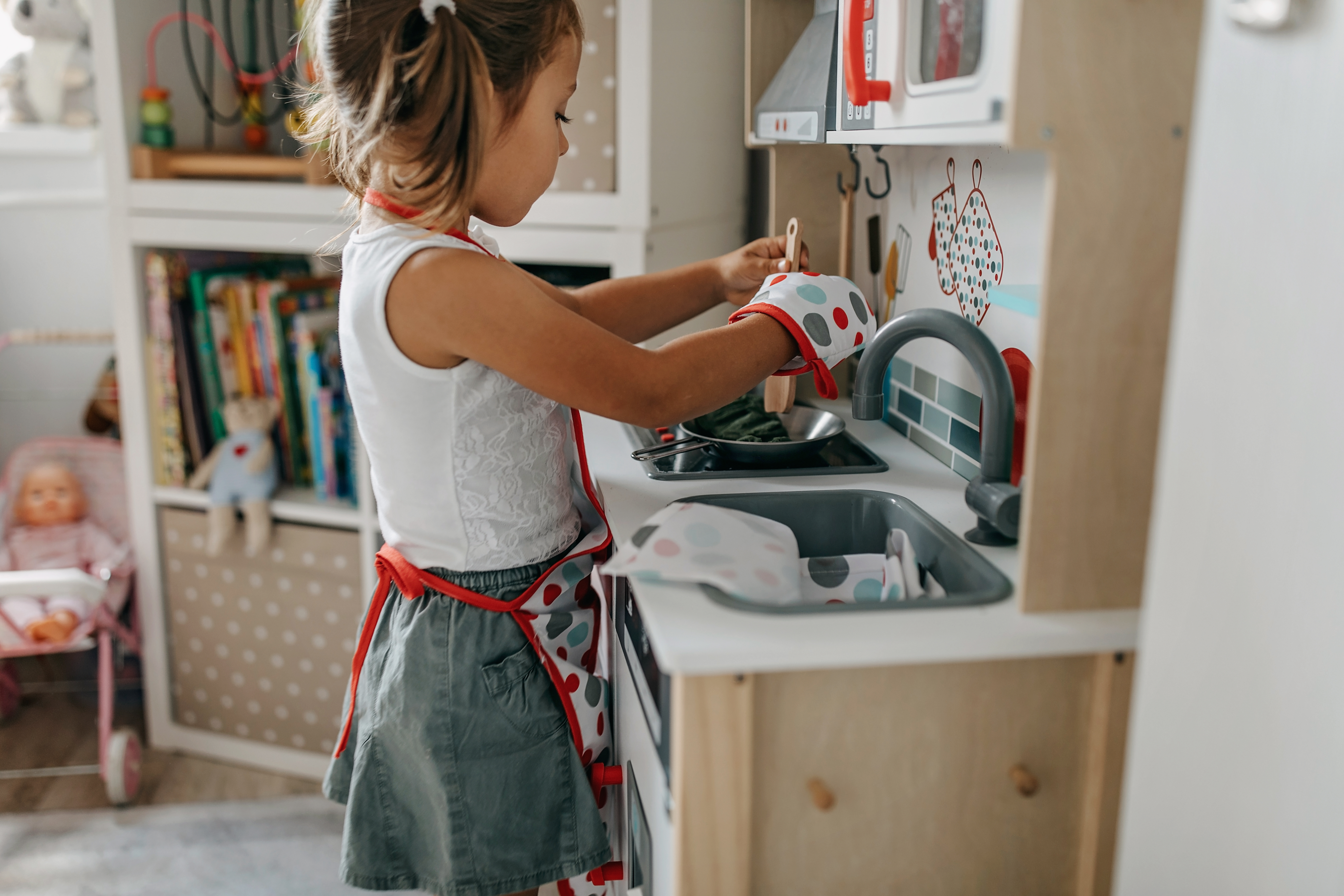 Fille jouant dans la mini-cuisine | Source : Getty Images