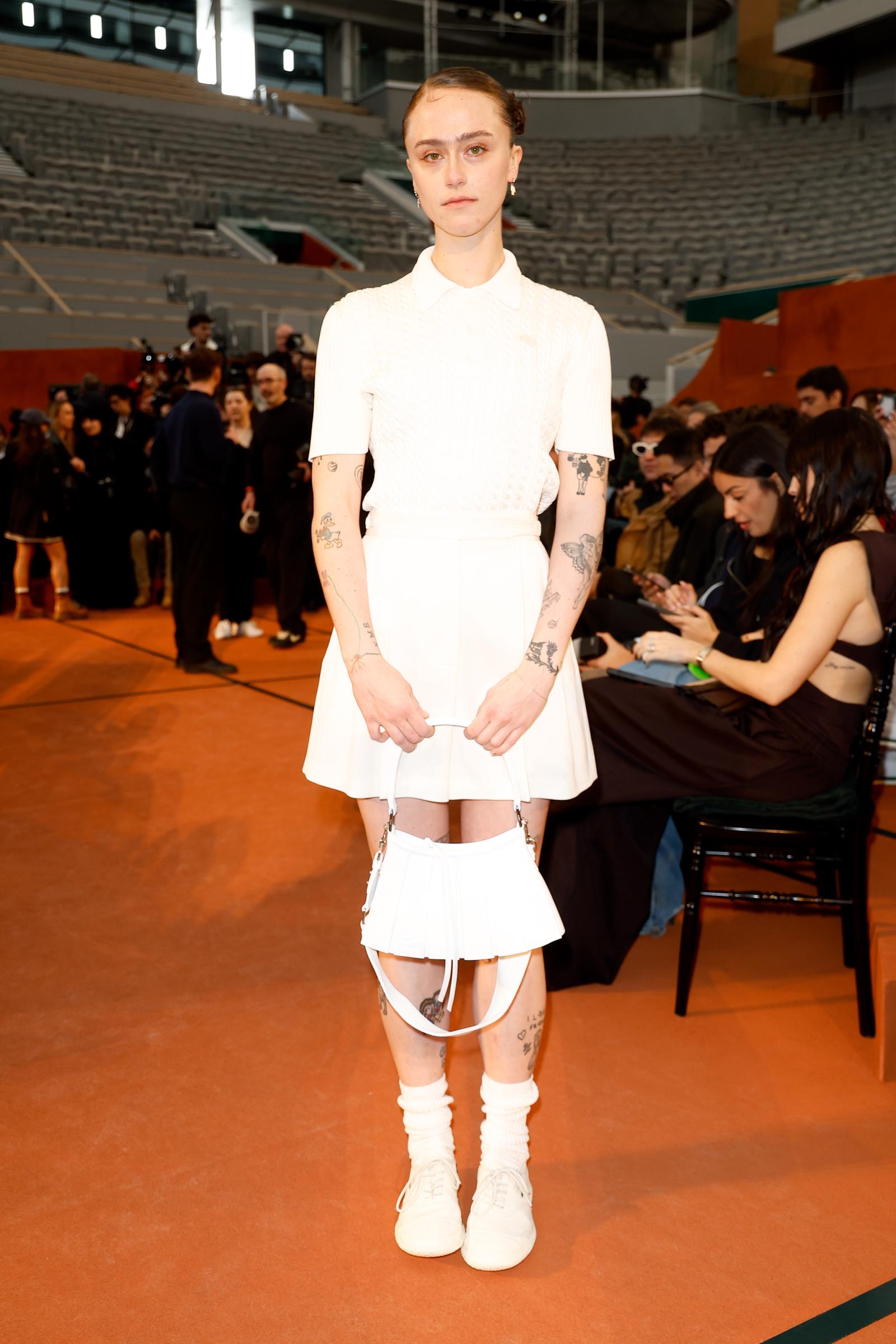 Ella Emhoff pose devant les caméras. | Source : Getty Images