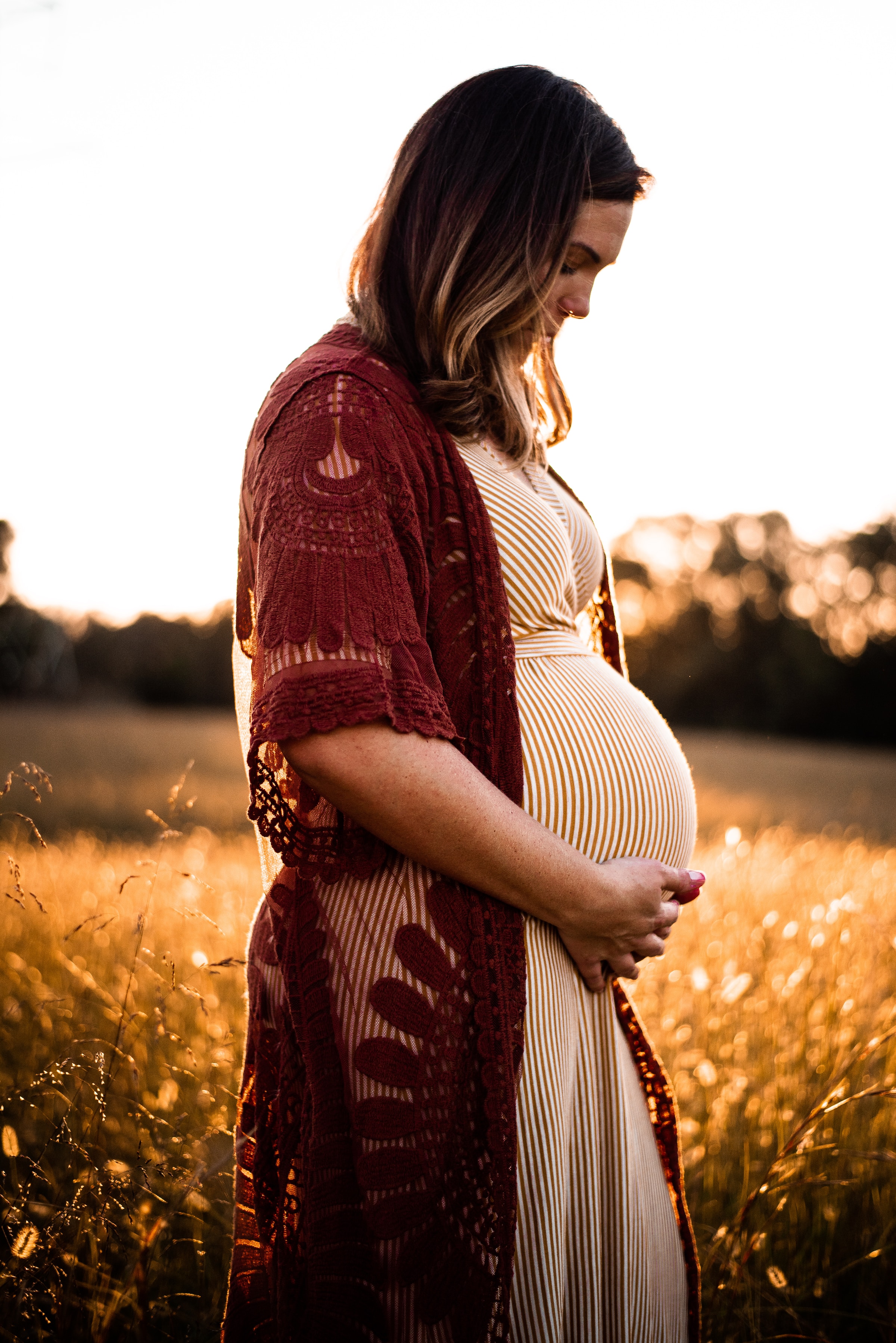 Une femme enceinte tenant son baby bump | Source : Unsplash