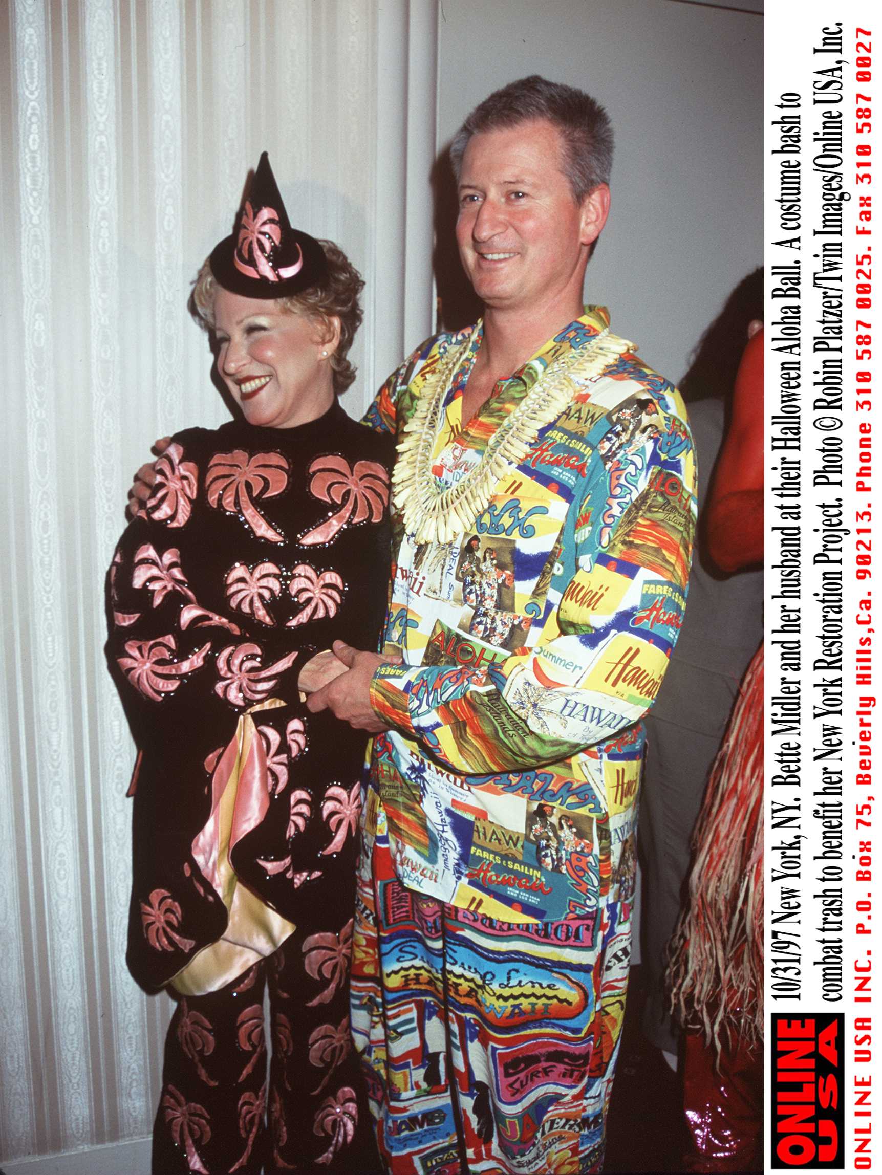 La chanteuse Bette Midler et son mari Martin von Haselberg lors de leur Halloween Aloha Ball en octobre 1997 | Source : Getty Images