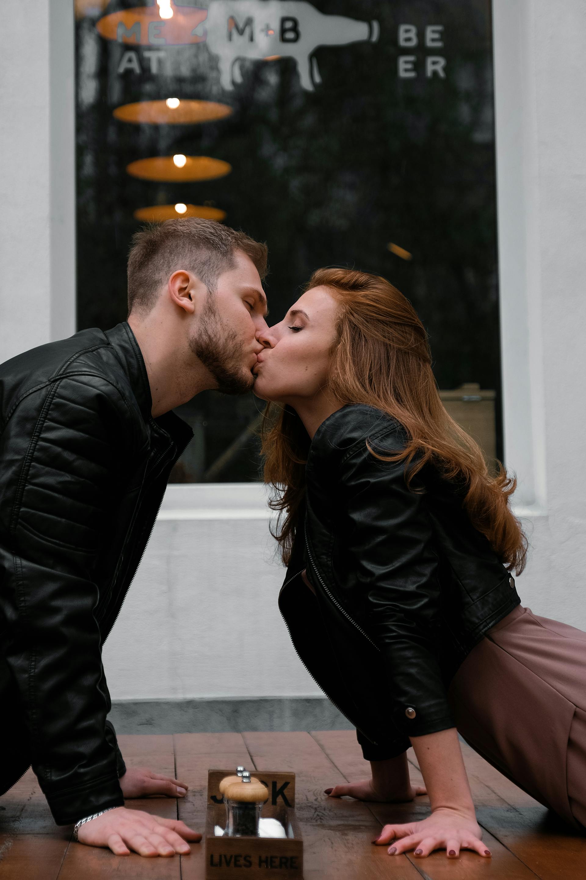 Un homme et une femme qui s'embrassent | Source : Pexels
