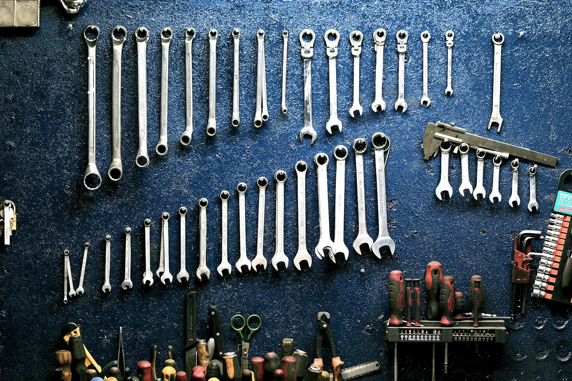 Un mur d'outils dans un garage | Source : Pexels