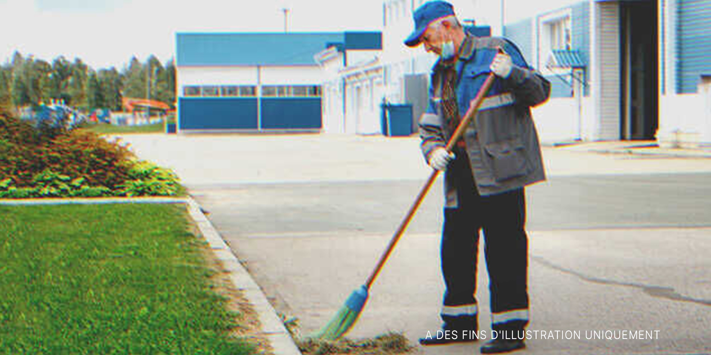Un concierge nettoyant la cour | Source : Shutterstock