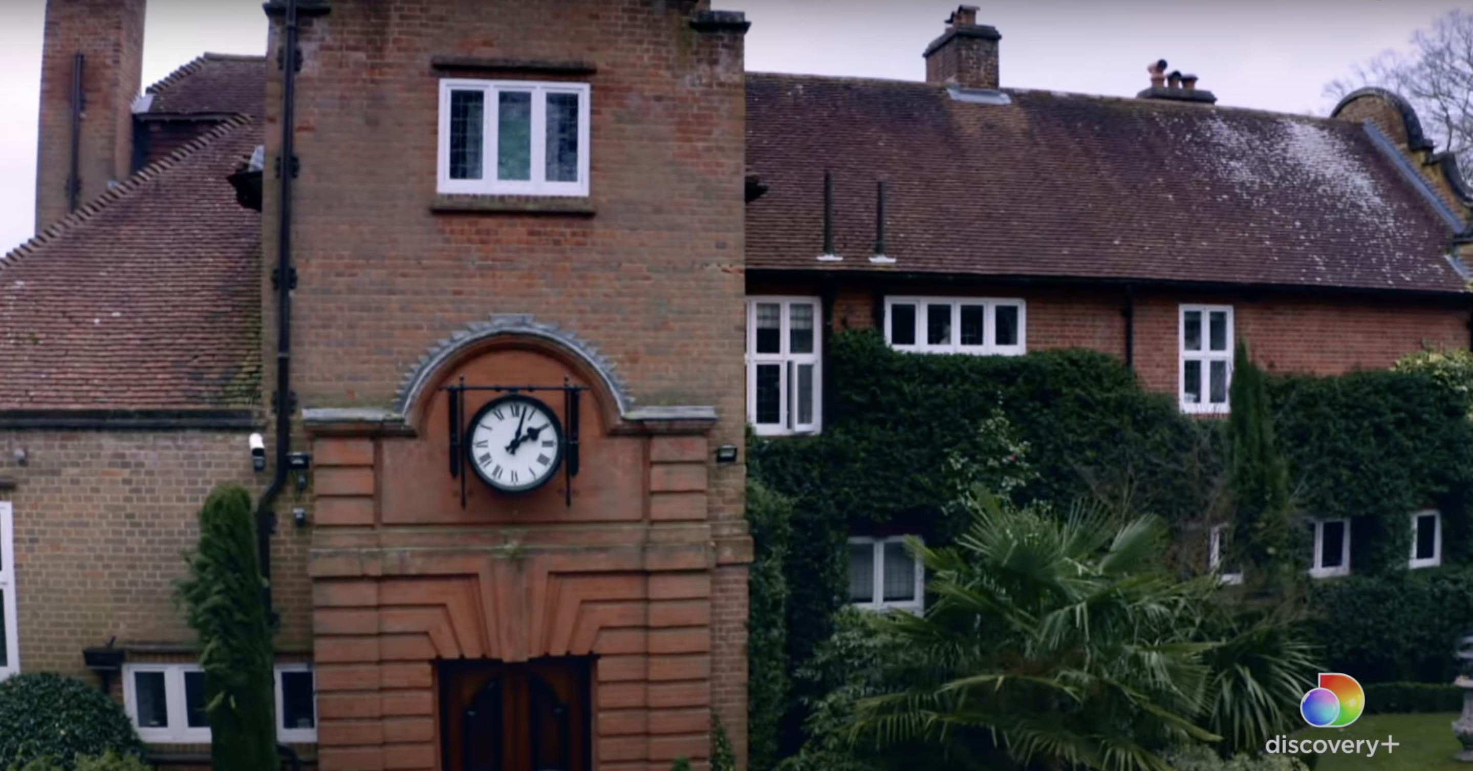 L'extérieur de la maison de la famille Osbourne à Buckinhamshire, au Royaume-Uni, tel qu'affiché le 3 octobre 2022 | Source : YouTube/discovery plus