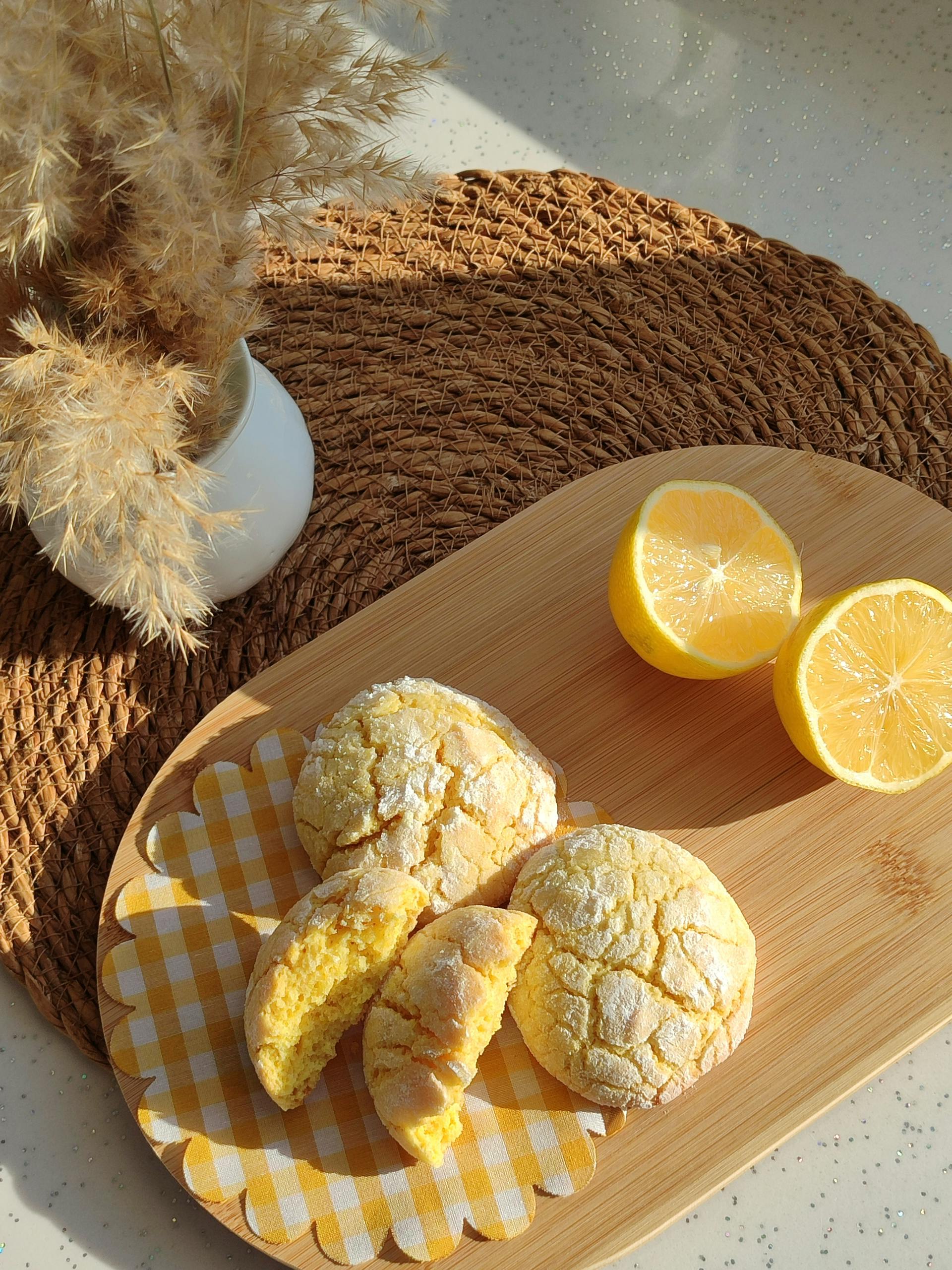 Une photo de biscuits au citron et de citrons frais sur un plateau en bois | Source : Pexels