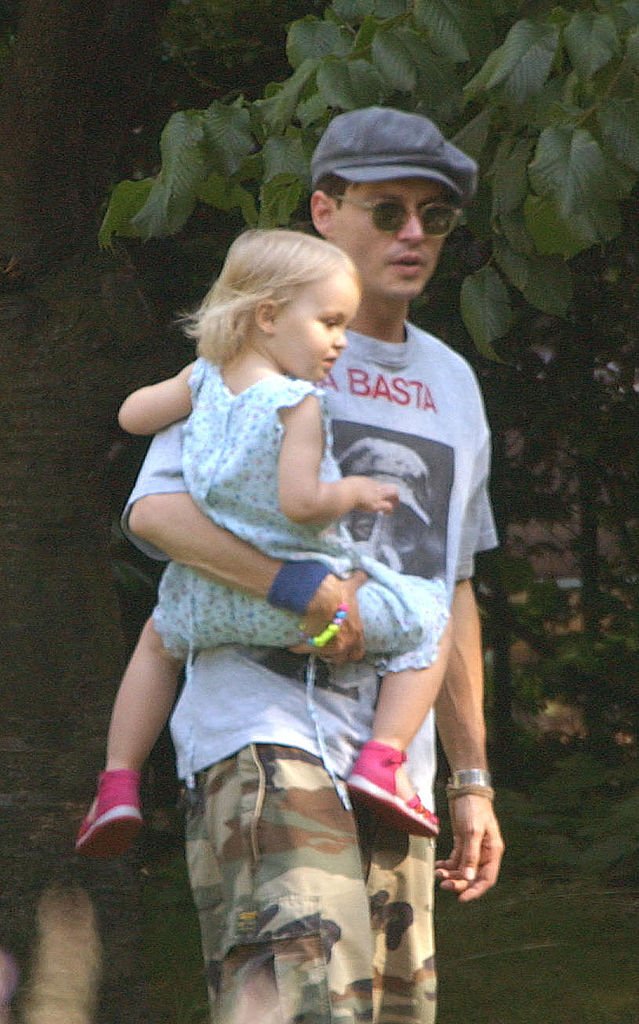 Johnny Depp et sa femme Vanessa Paradis emmènent leurs deux enfants pique-niquer dans un parc de Londres. І Source : Getty Images