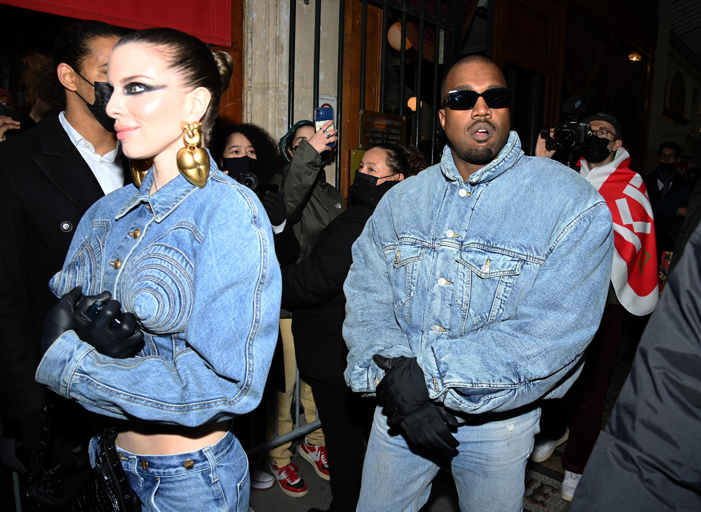 Julia Fox et Kanye West lors du défilé Kenzo automne/hiver 2022/2023 à Paris, en France, le 23 janvier 2022. | Source : Getty Images