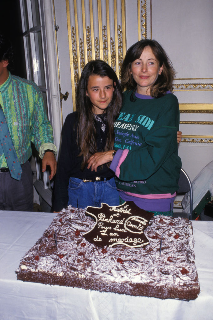 Romane Bohringer fête l'anniversaire de la 1ère année de mariage de son père Richard et de sa femme Astrid le 23 juin 1987 à Paris, France. | Photo : Getty Images
